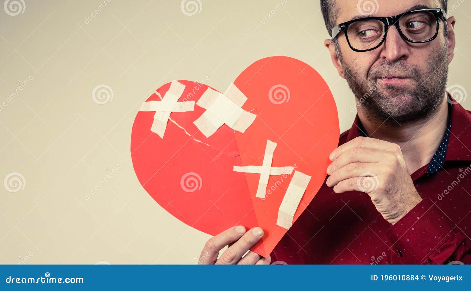 Homme Adulte De Pensee Tenant Le Coeur Brise Photo Stock Image Du Sensations Type Homme Adulte De Pensee Tenant Le Coeur Brise Photo Stock Image Du Sensations Type