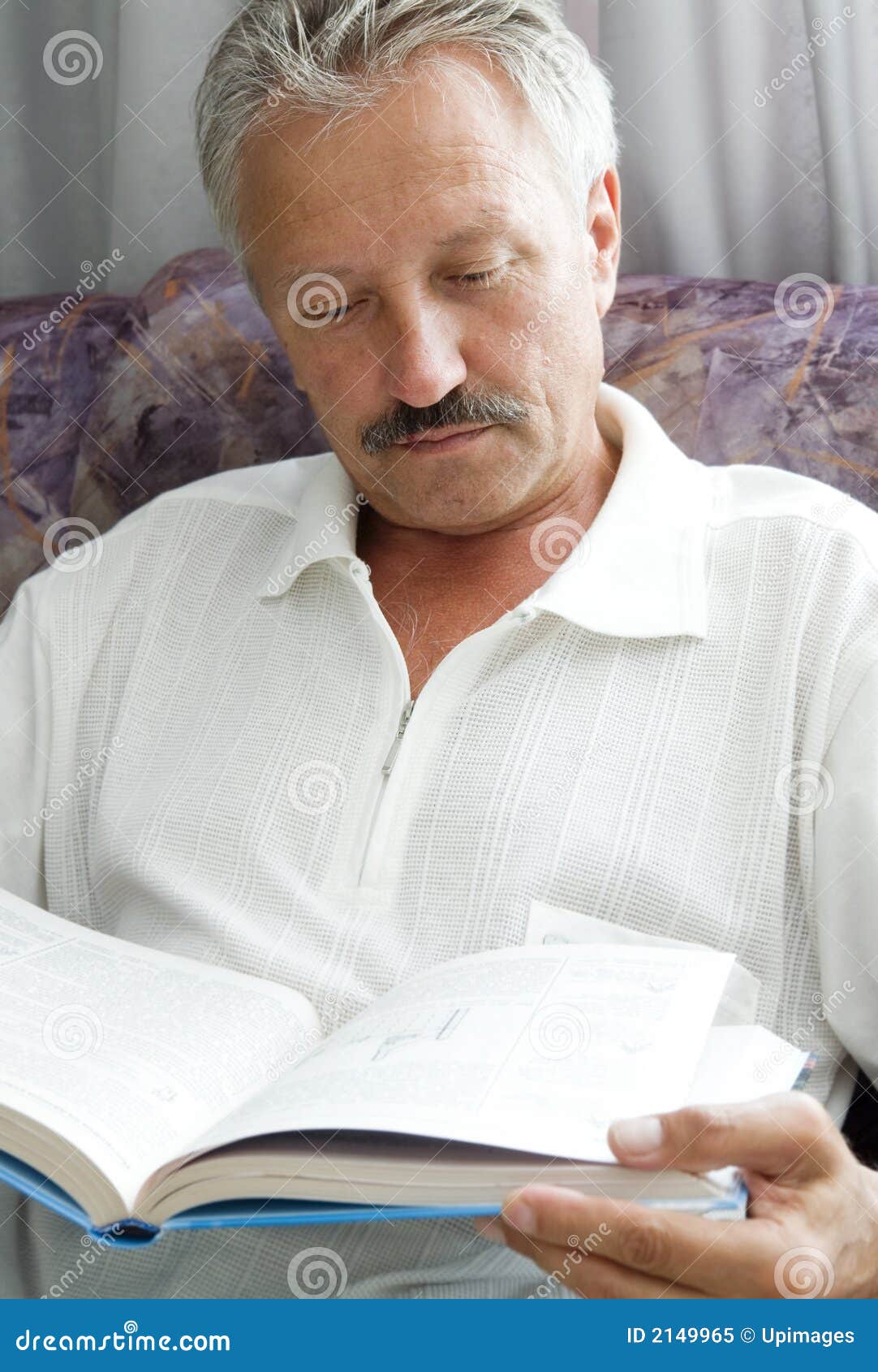 Homme affichant un livre. Homme âgé moyen affichant un livre
