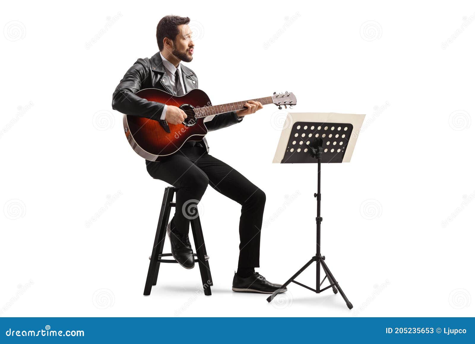 Homme Assis Sur Une Chaise Et Chanter Et Jouer Une Guitare Acoustique Image  stock - Image du verticale, célébrité: 205235653