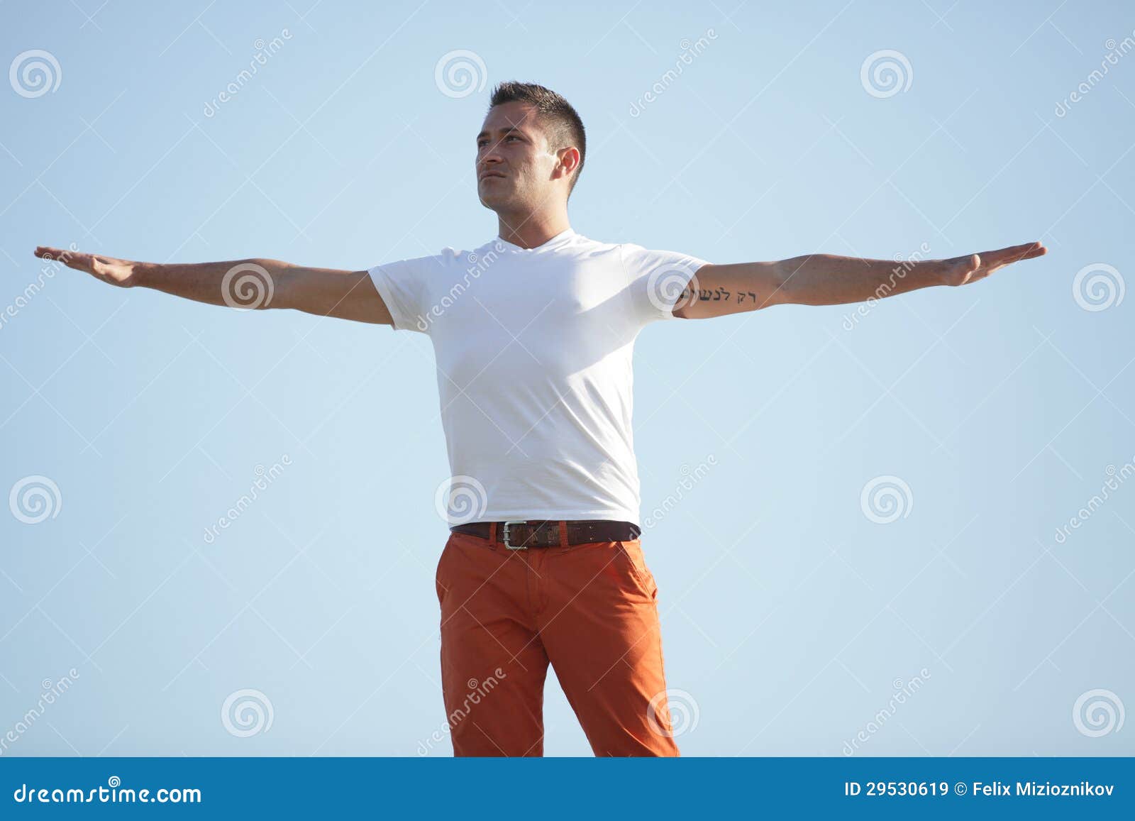 Homme avec des bras tendus image stock. Image du orange 29530619