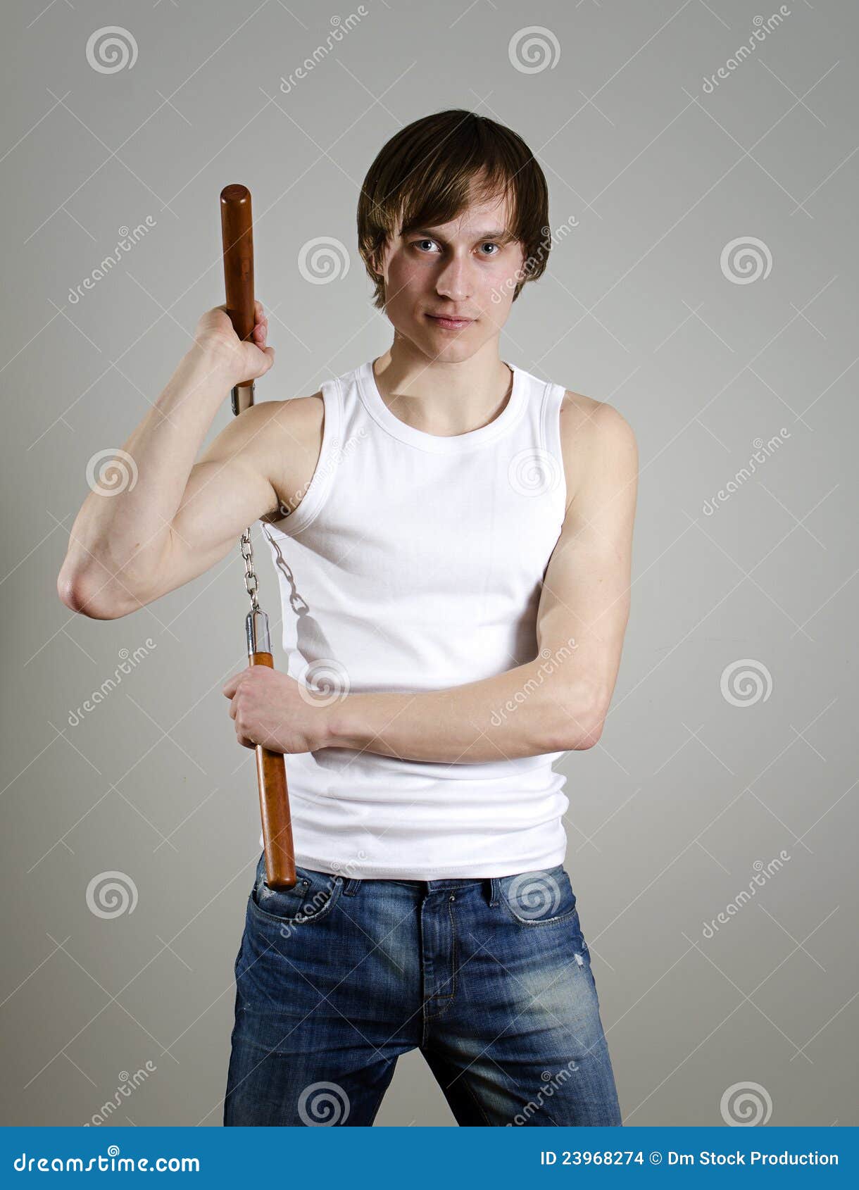 Homme avec des nunchucks photo stock. Image du martial 23968274