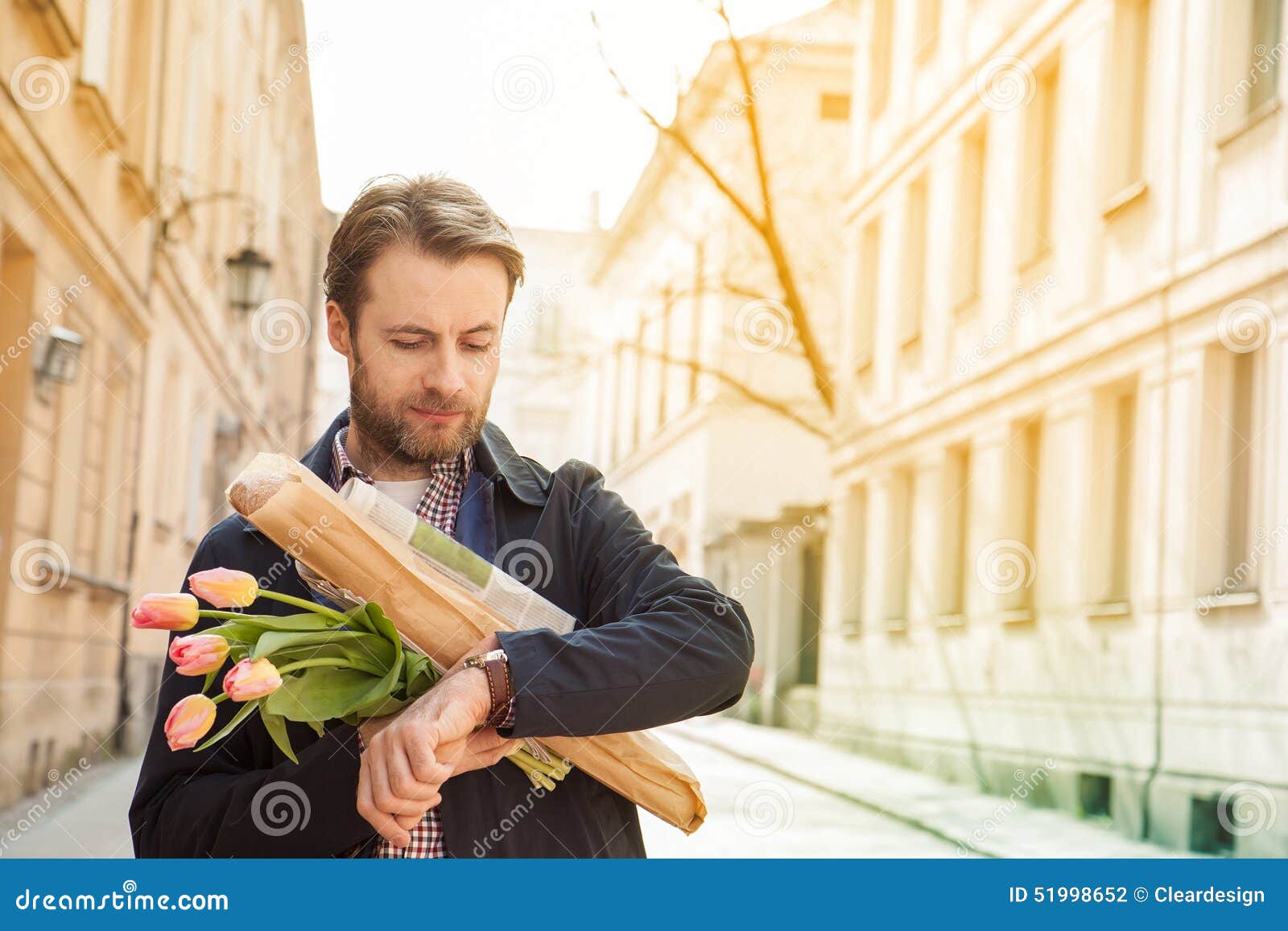 Homme Avec La Baguette Et Bouquet De Fleur Regardant La Montre Photo Stock Image Du Baguette Montre 51998652