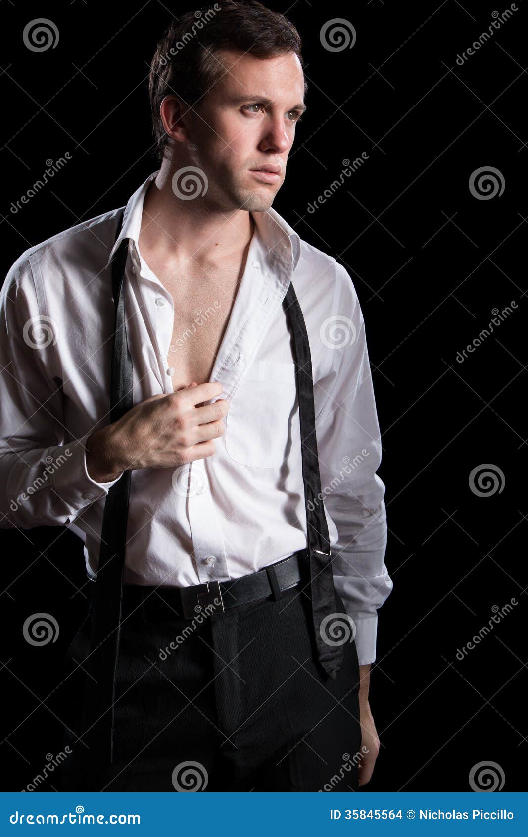 chemise ouverte avec tee shirt homme