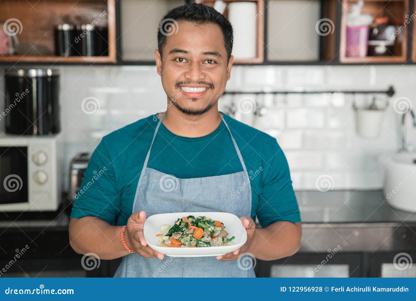 Homme Avec La Nourriture De Transport De Tablier Photo stock - Image du  indonésien, professionnel: 122956928