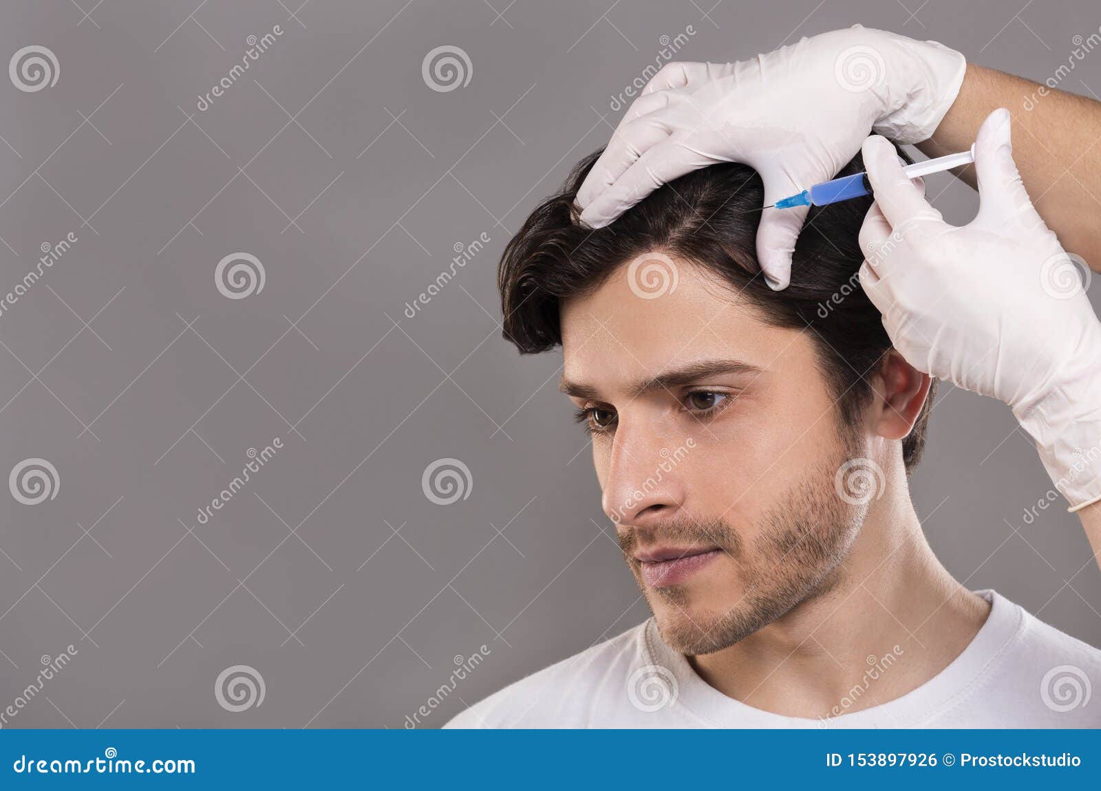 Homme Avec Le Problème De Perte Des Cheveux Recevant L'injection ...