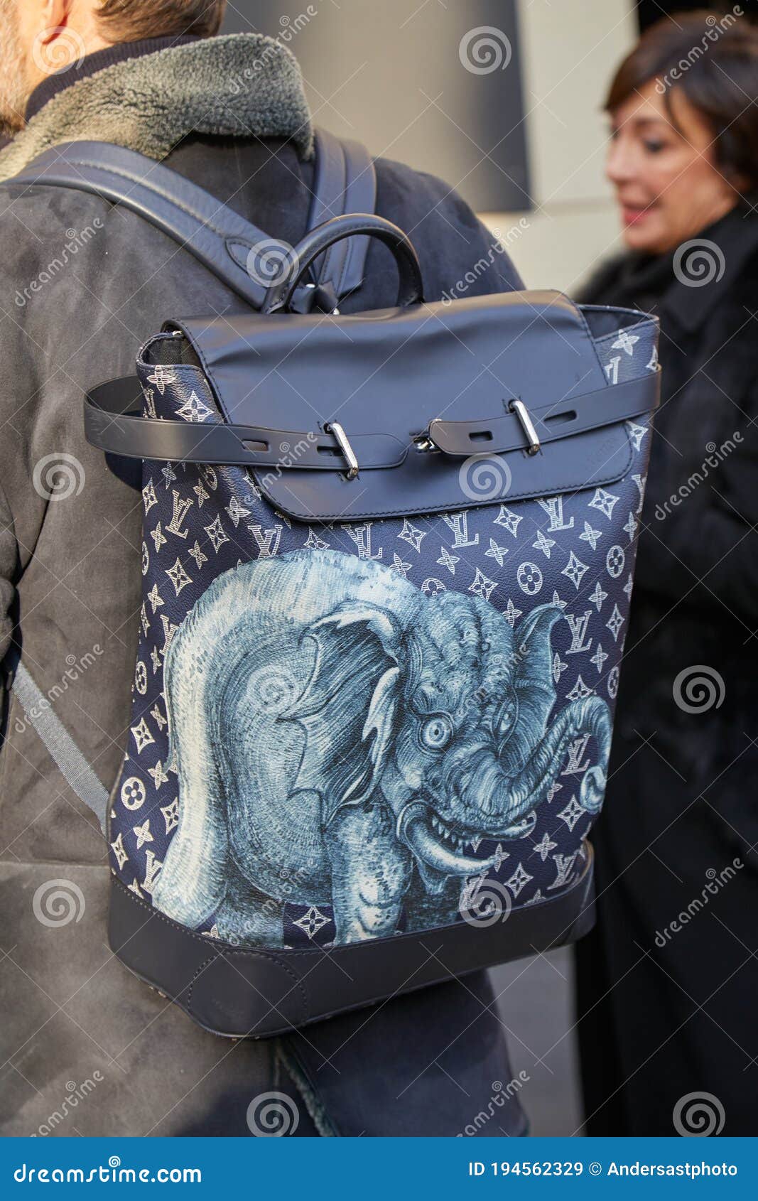 Homme Avec Le Sac à Dos En Cuir Bleu Louis Vuitton Avec L'éléphant Avant Rue  De La Semaine De Mode De Milan Fashion Show De Daks Image stock éditorial -  Image du