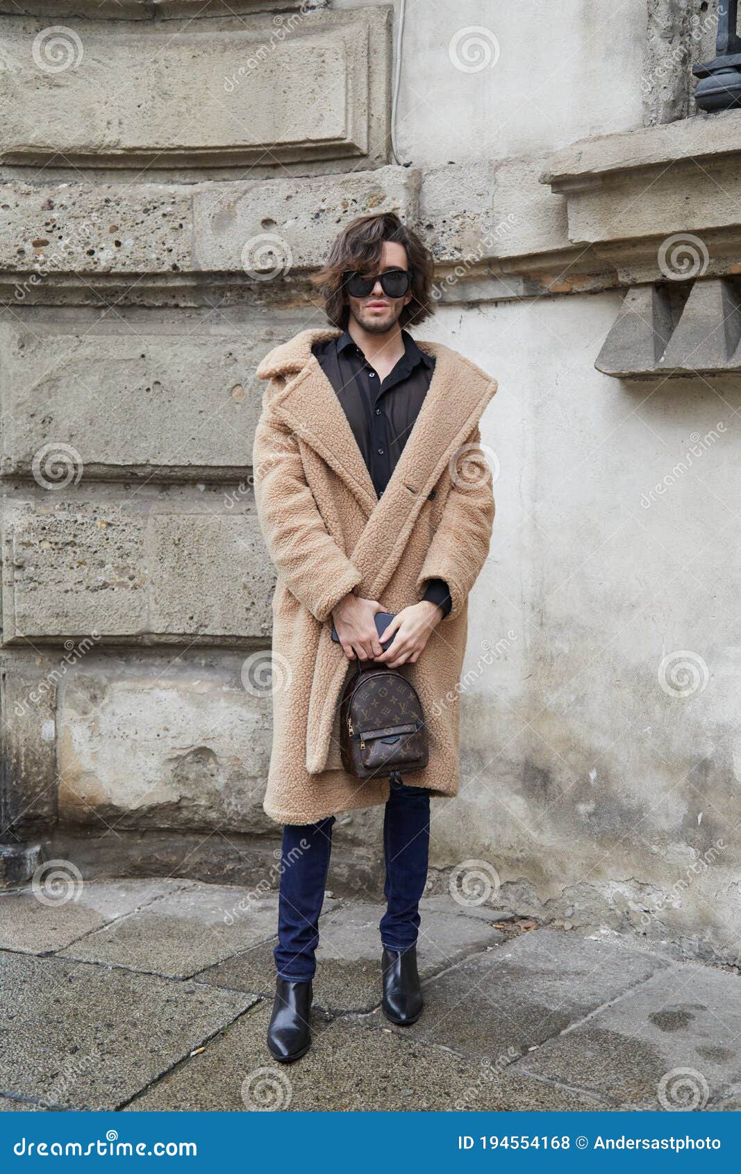 Homme Avec Le Sac à Dos Marron Louis Vuitton Et Le Manteau De Fourrure  Marron Avant Semaine Maximum De Mode De Milan Fashion Show Photo stock  éditorial - Image du fourrure, brun