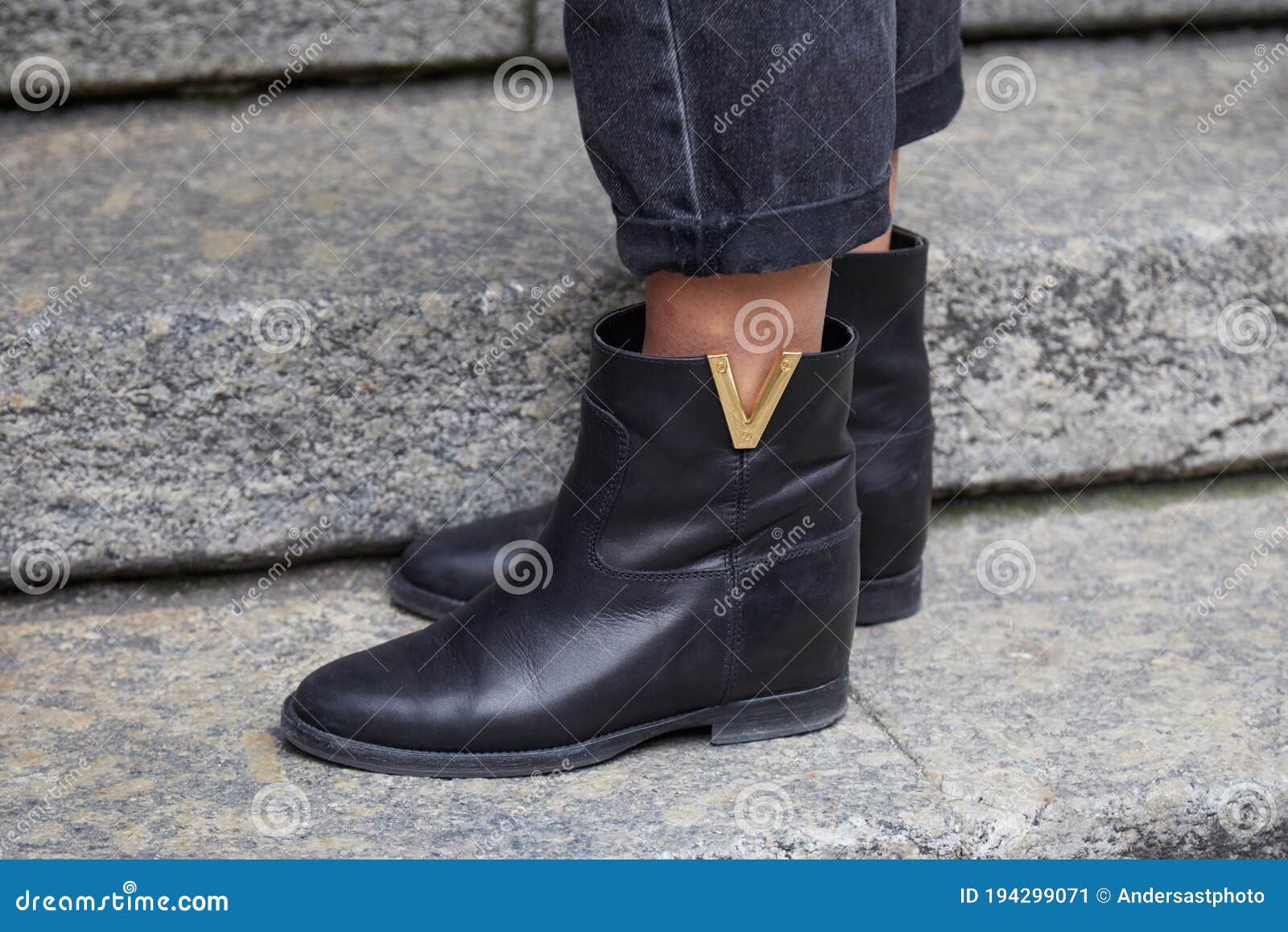 Homme Avec Les Bottes En Cuir Noir De Louis Vuitton Avec Le Logo D