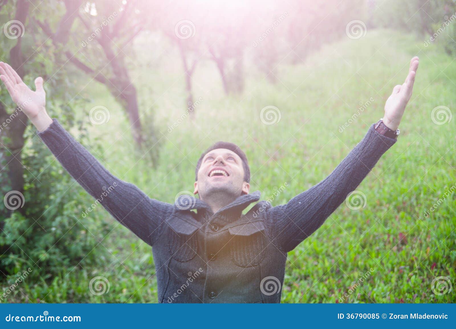 Homme Avec Les Bras Ouverts Recherchant Image stock Image du espoir