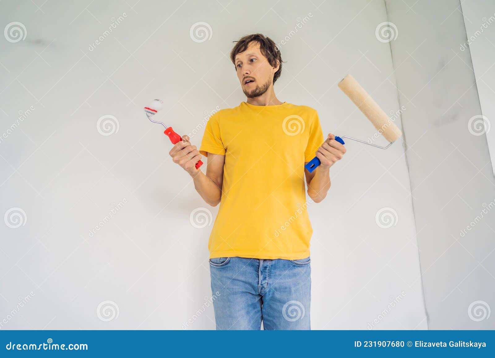 Homme Avec Rouleaux Pour Peindre Les Murs. Un Homme Avec Un Très