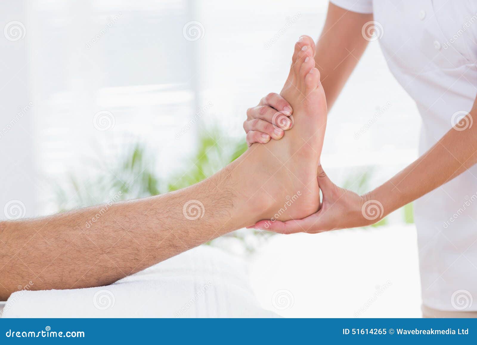 Homme Ayant Le Massage De Pied Image stock Image du homme, massage