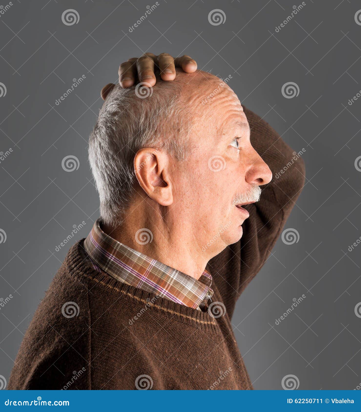 Homme aîné étonné. Portrait d'homme supérieur étonné sur un fond gris