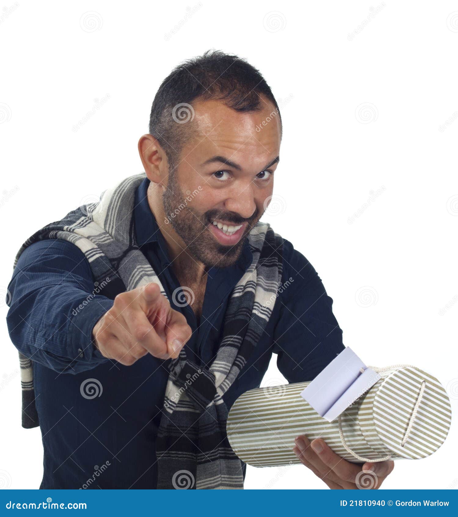 Homme barbu retenant un cadre de cadeau tubulaire rayé