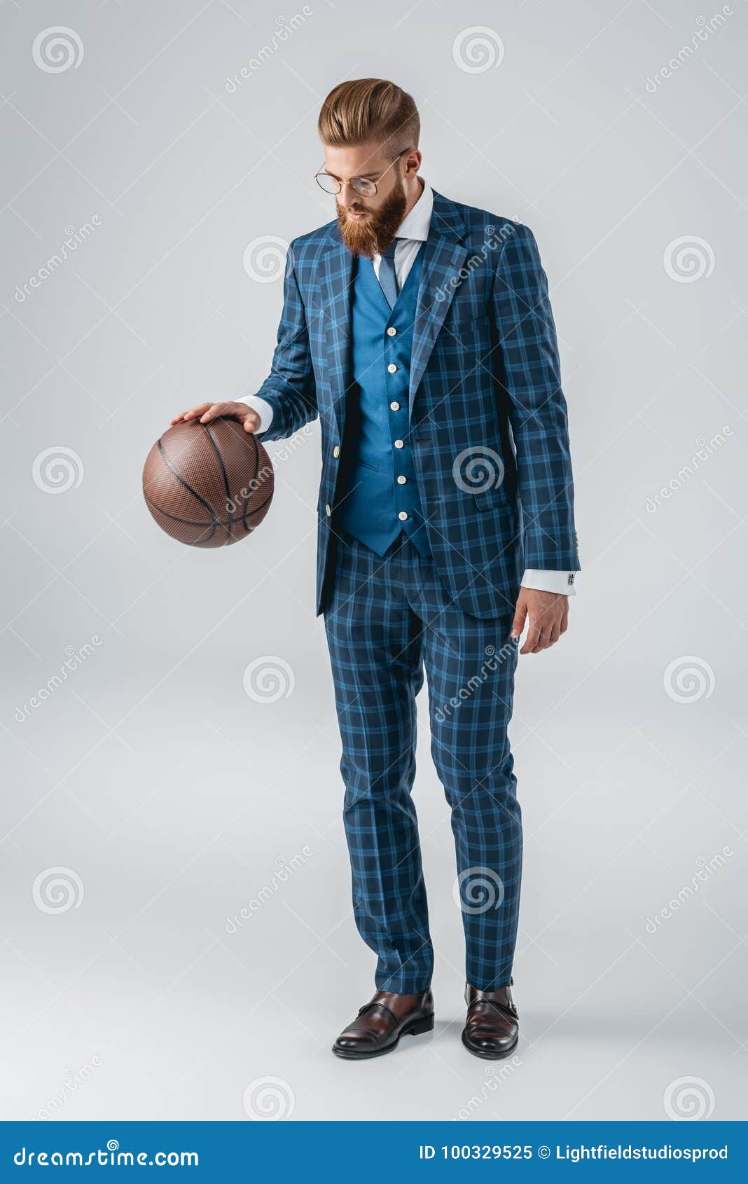 Homme Bel Dans Le Costume Avec La Boule De Basket-ball Image stock - Image  du beau, mode: 100329525