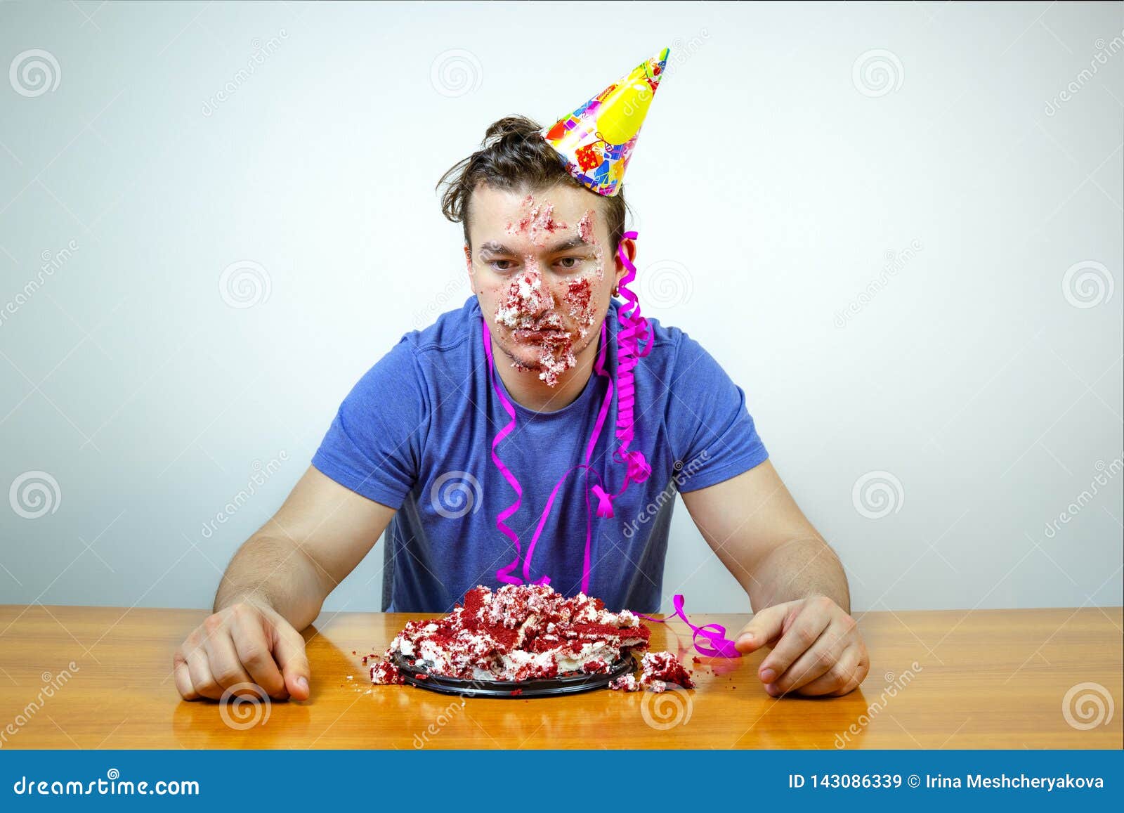 Homme Caucasien Malheureux Contrarie Avec Le Chapeau De Cone Sur La Tete Et Chiffonner Le Gateau Regardant Vers Le Bas Avec L Exp Image Stock Image Du Adulte Heureux Homme Caucasien Malheureux Contrarie Avec Le Chapeau De Cone Sur La Tete Et Chiffonner Le Gateau Regardant Vers Le Bas Avec L Exp Image Stock Image Du Adulte Heureux