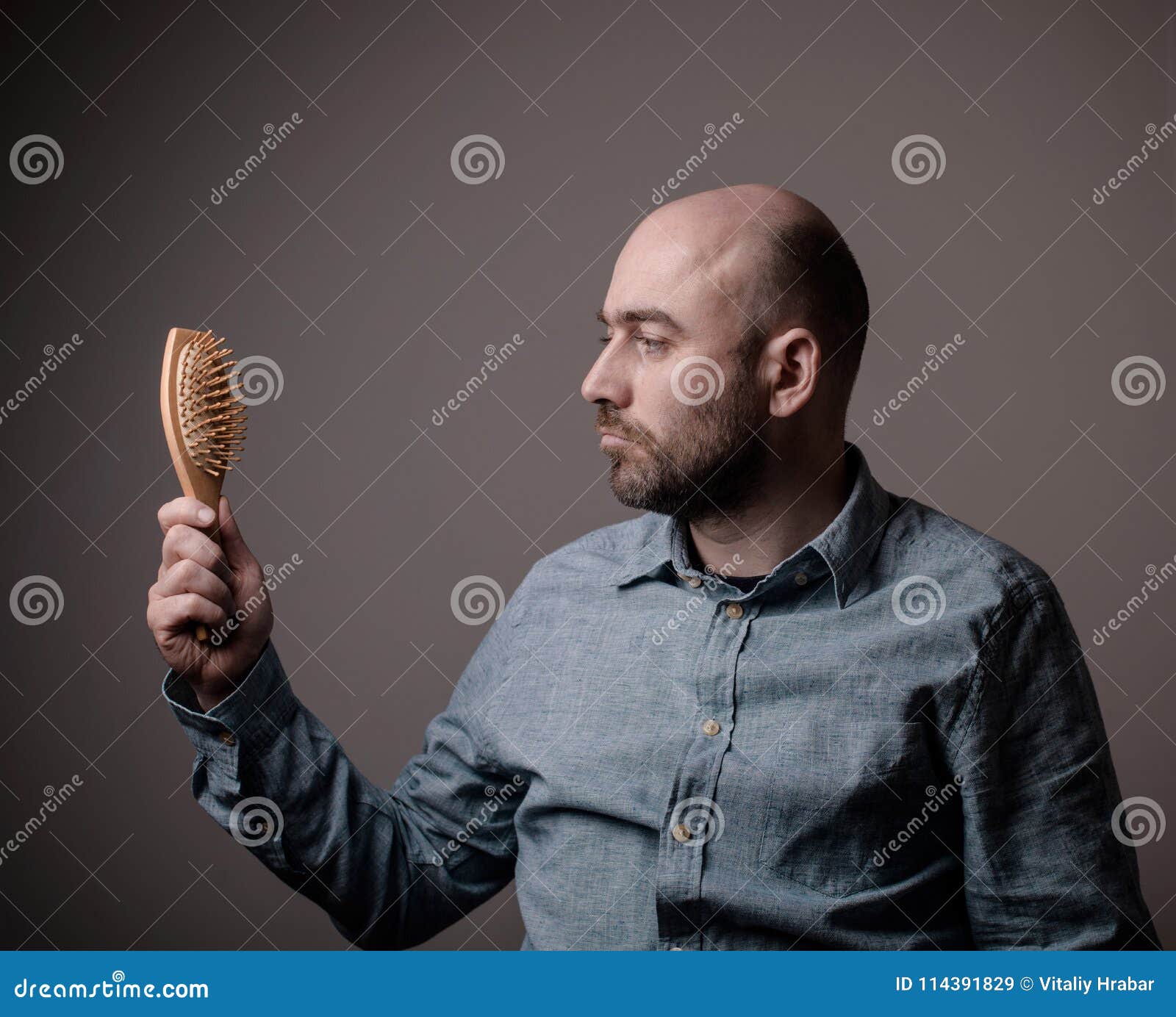Homme Chauve Confus Avec La Brosse De Cheveux Image stock - Image du  émotion, moyen: 114391829