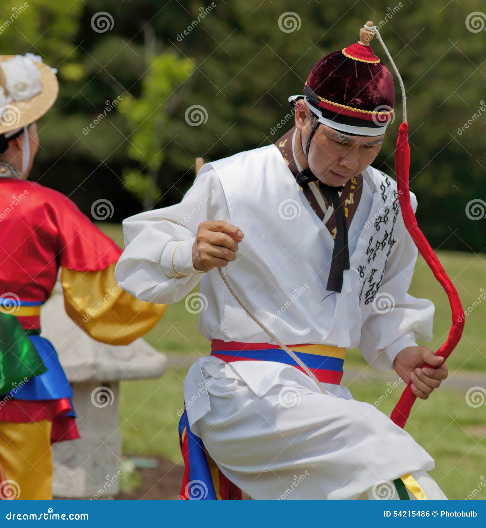 Homme Coréen Dans La Danse De Coiffe à La Célébration Culturelle