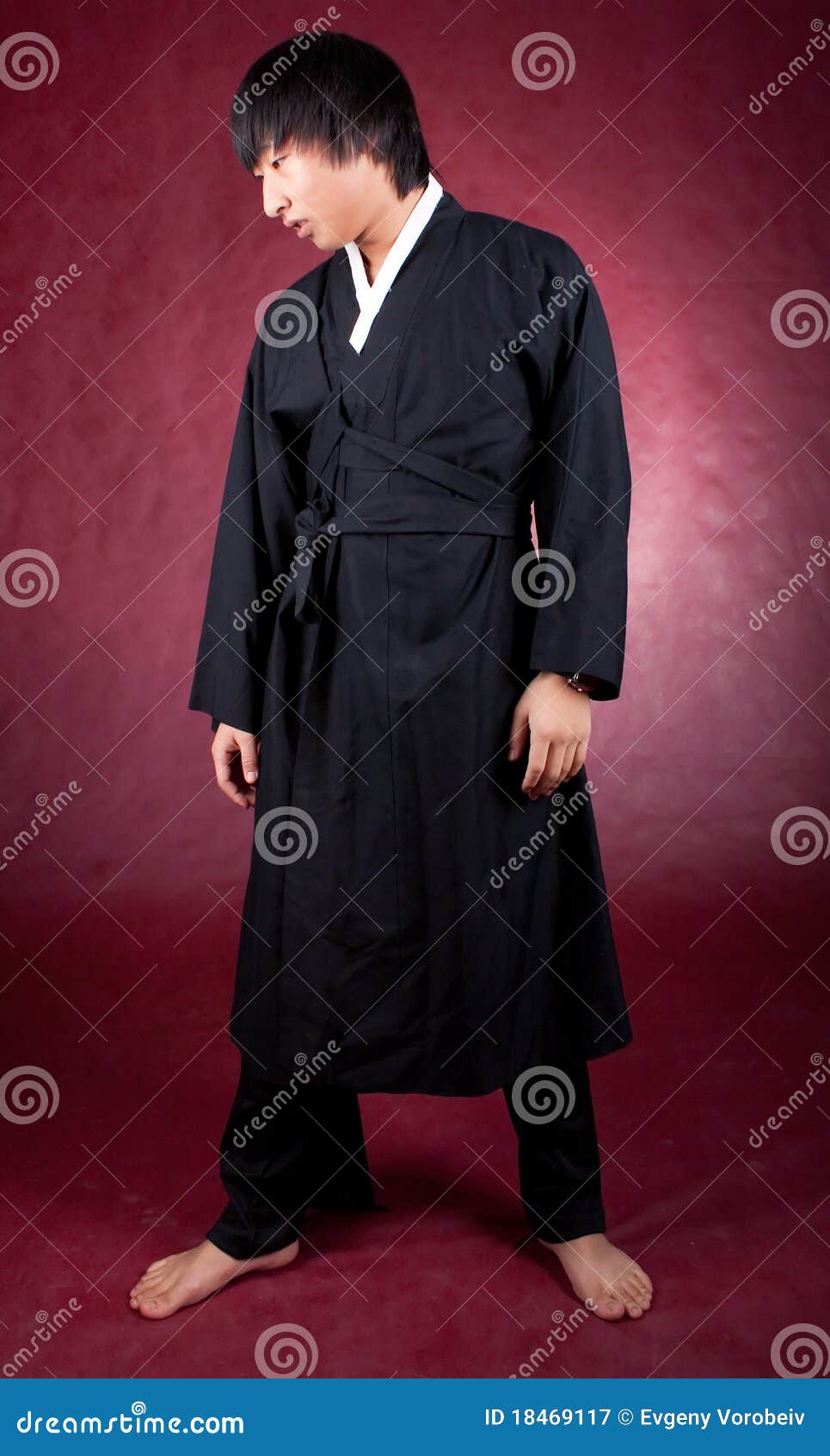  Homme  Cor en Dans Une Robe Traditionnelle Image stock 