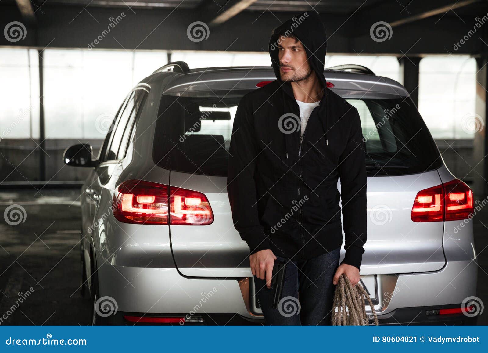 Homme Criminel Avec L'arme à Feu Et Corde Se Tenant Près De La Voiture  Image stock - Image du crime, proscrivez: 80604021