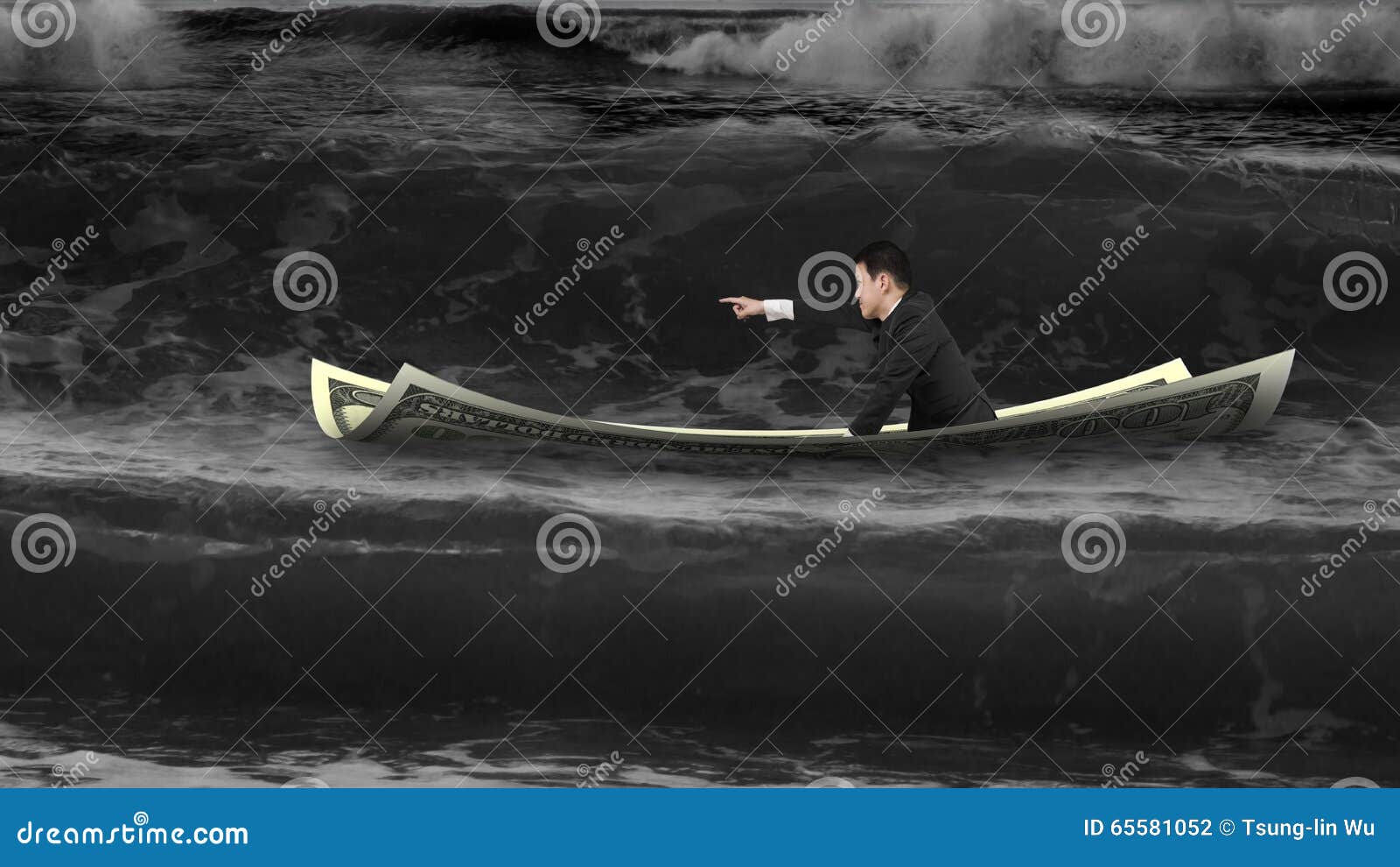 Homme d'affaires avec diriger le geste de doigt se reposant sur le bateau d'argent en mer orageuse foncée avec venir de vague