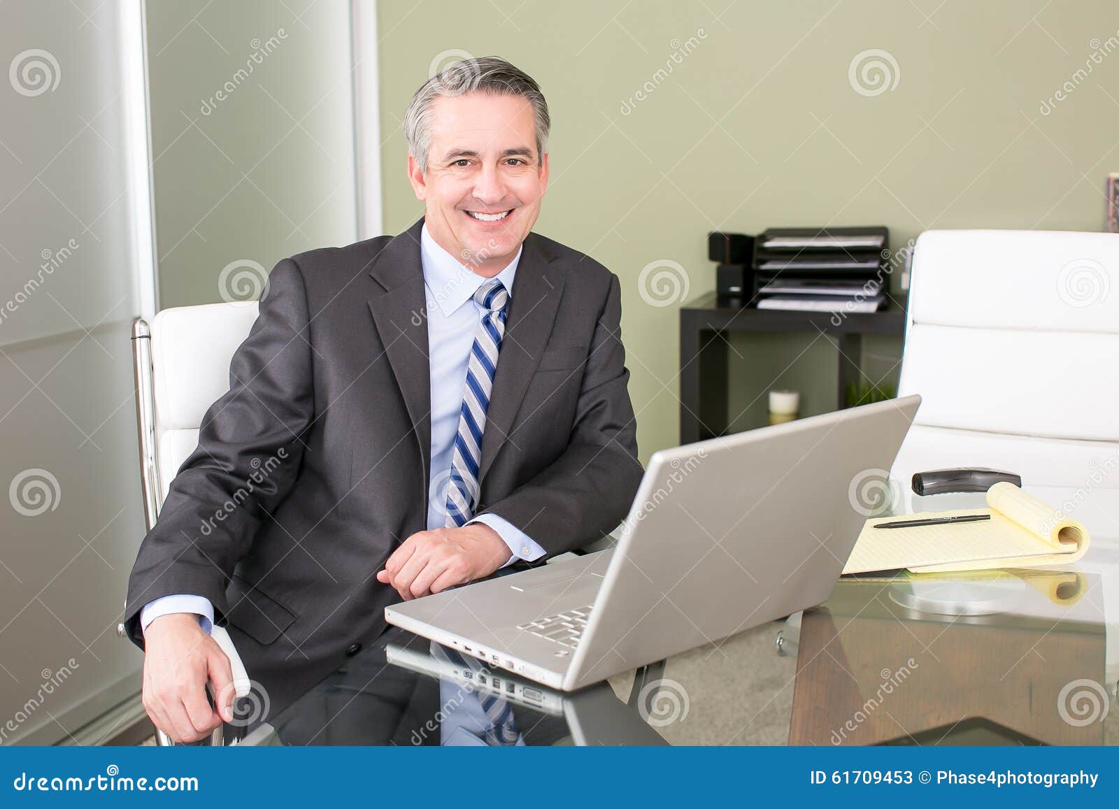 Homme D'affaires Dans Le Bureau Image stock - Image du regarder, heureux:  61709453