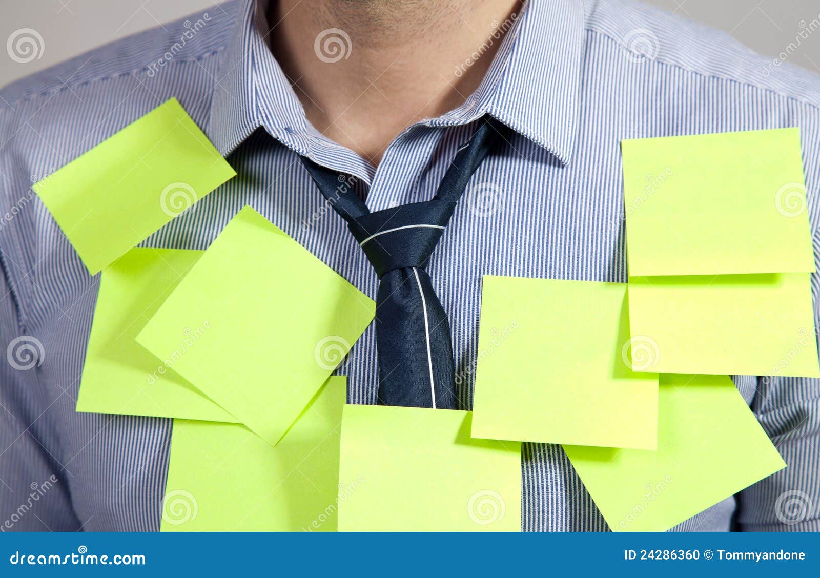 Homme d'affaires occupé. Homme d'affaires avec le beaucoup de notes de post-it