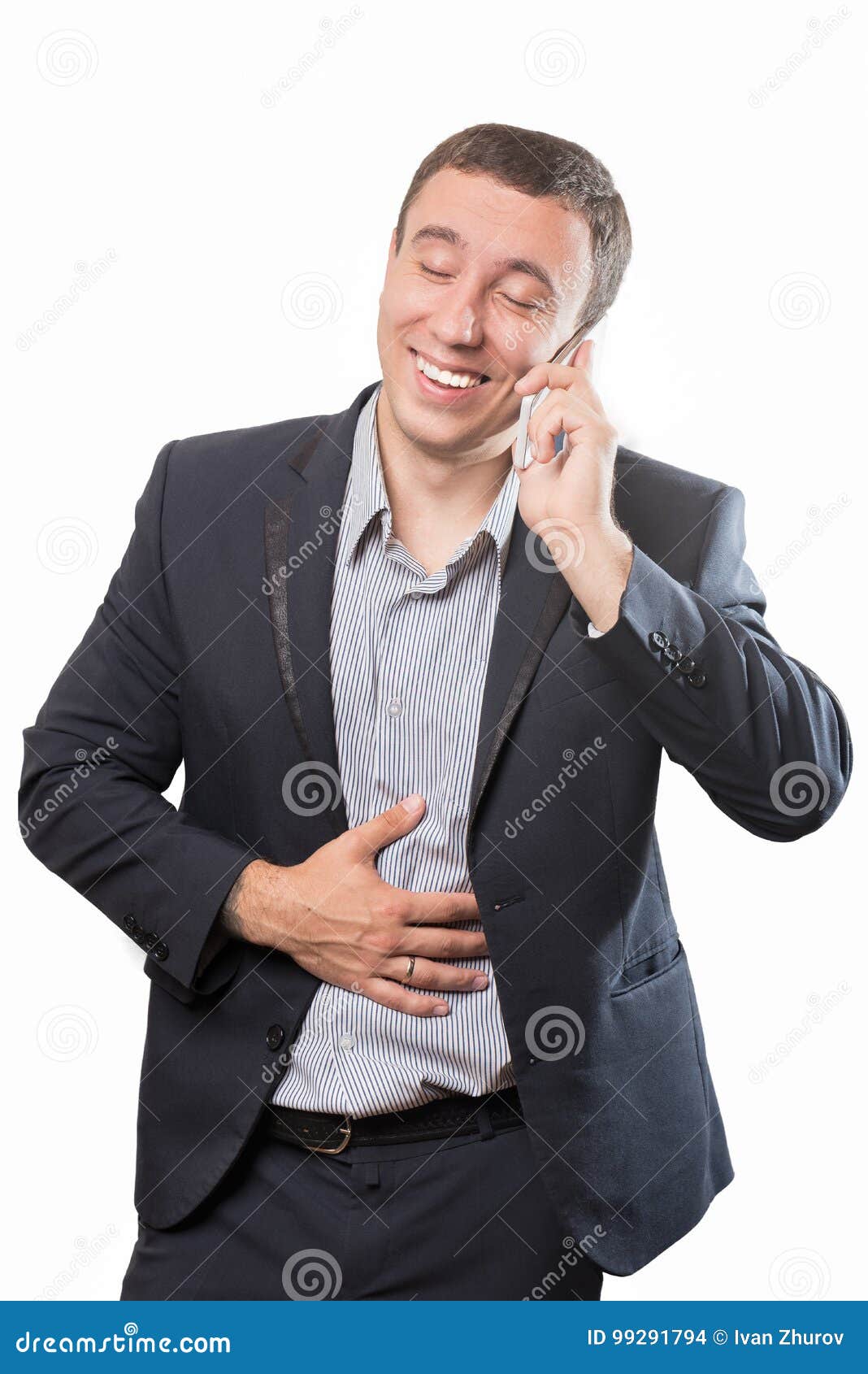 Homme d'affaires parlant au téléphone, souriant, riant et tenant sa main sur son estomac de rire