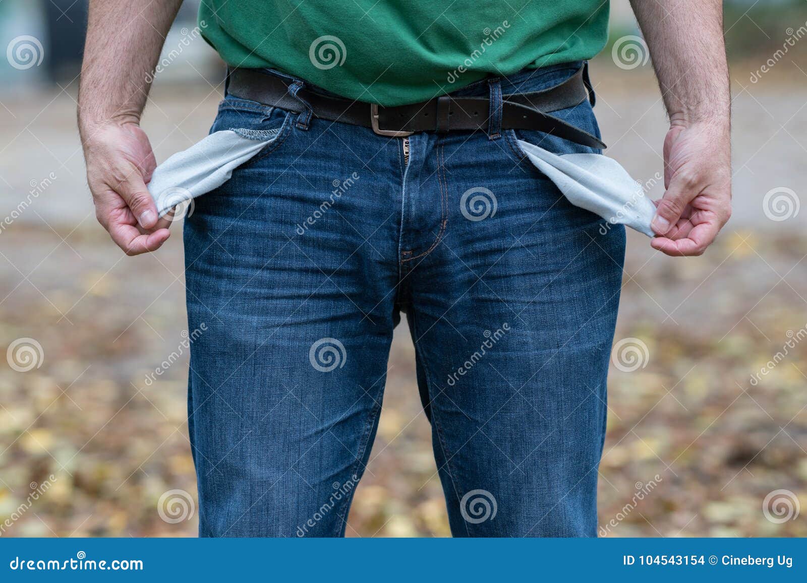 Homme Dans Des Jeans Avec La Poche Vide Photo stock - Image du vêtement ...