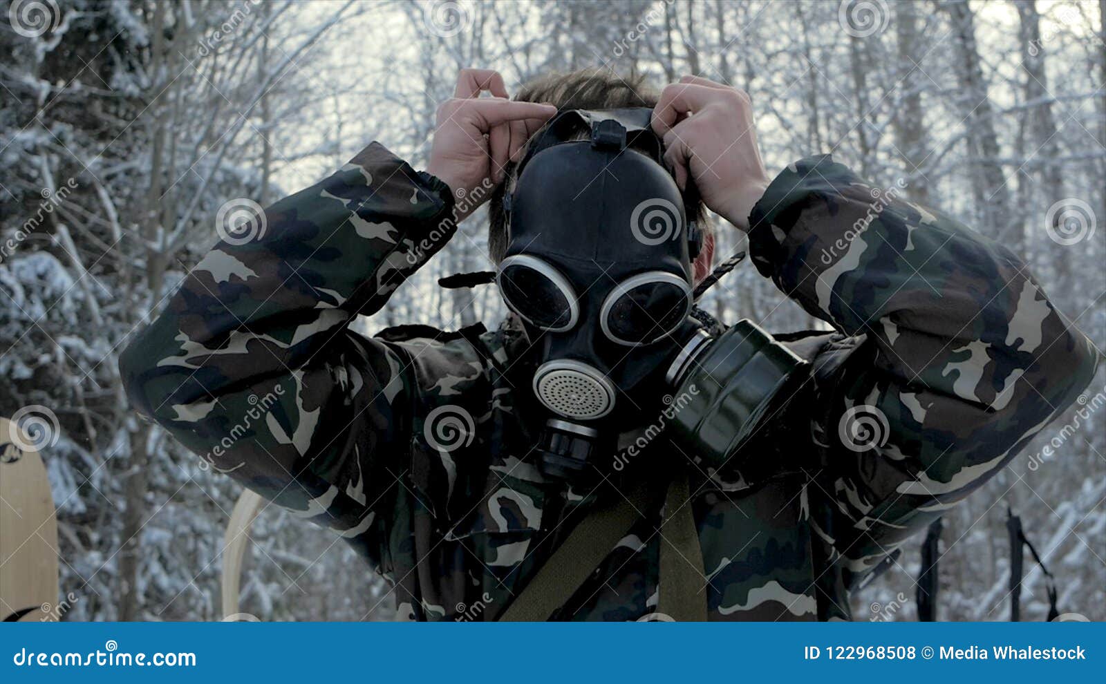 Homme Dans L'uniforme Utilisant Un Masque De Gaz Dans Le Portrait De Forêt  D'hiver D'un Jeune Soldat Utilisant Un Masque De Gaz C Photo stock - Image  du masculin, désastre: 122968508