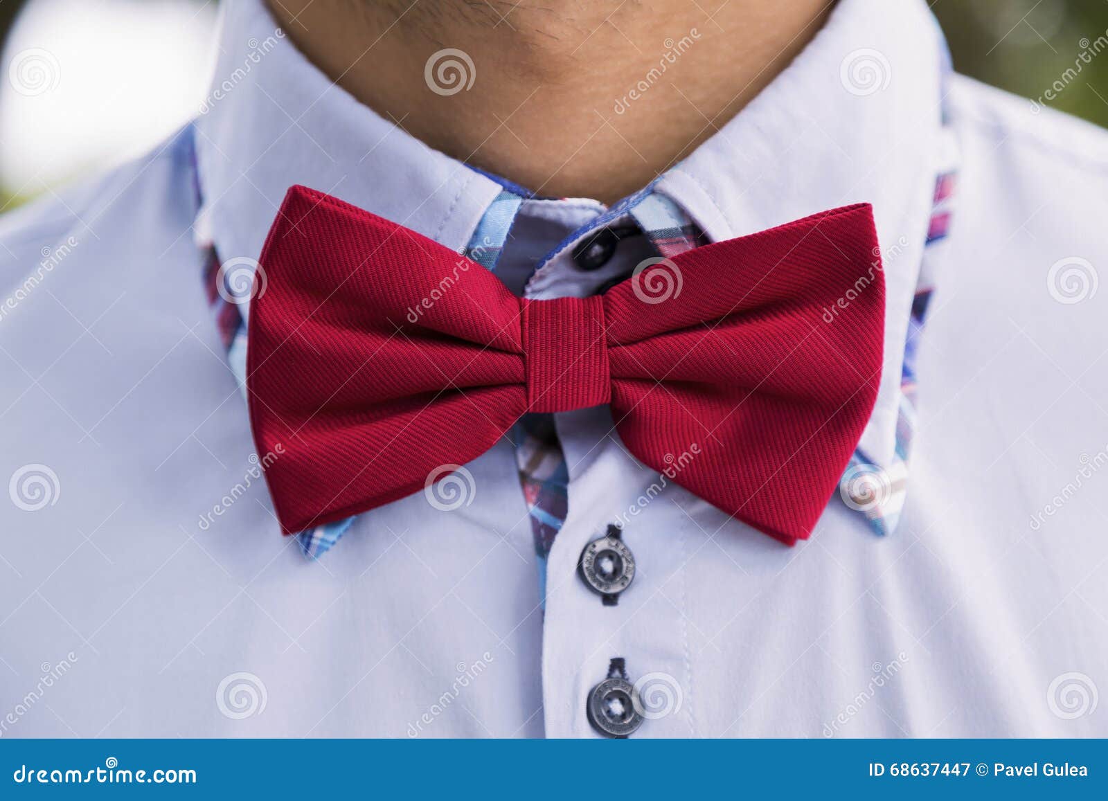 Un Homme En Chemise Blanche Avec Un Ruban Rouge Photo stock - Image du  bande, fermer: 164970002