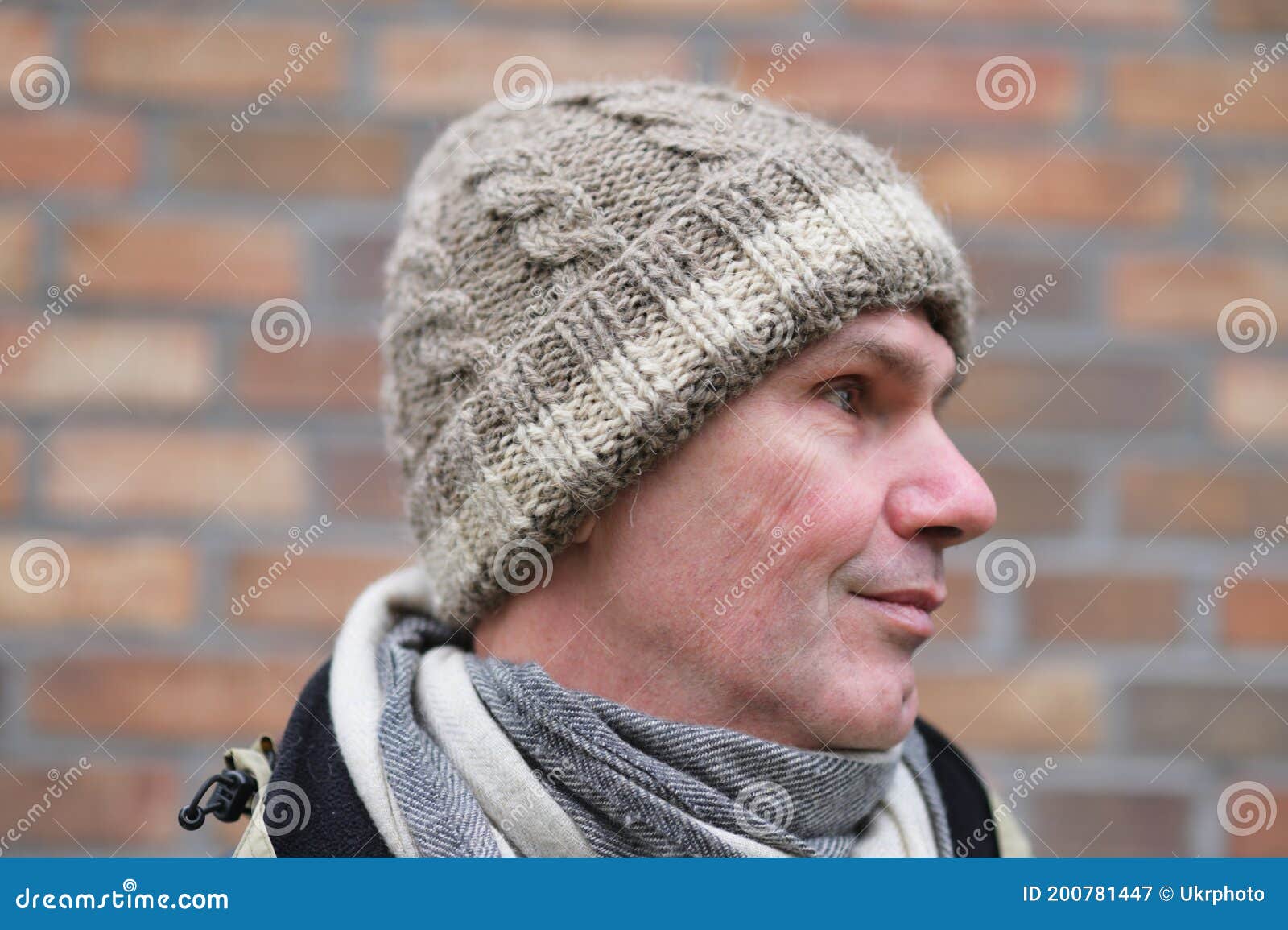 Homme Dans Le Chapeau Tricoté Fait Main De Calotte D'hiver Image stock -  Image du artesanat, visage: 200781447