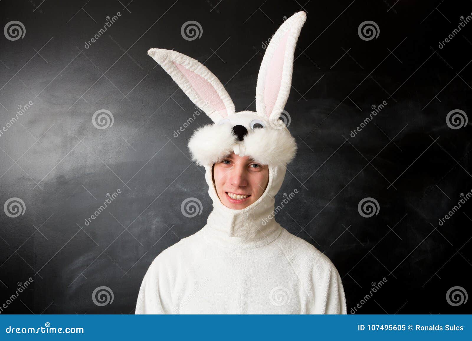 Homme Dans Un Sourire De Costume De Lapin Image stock - Image du vêtements,  costume: 107495605