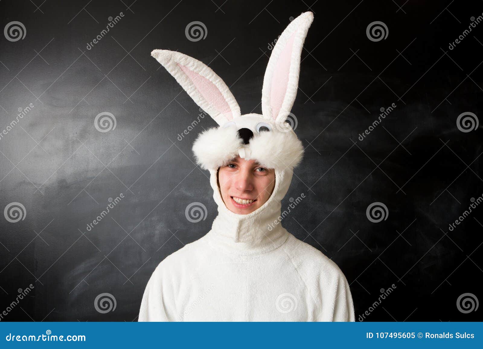 https://thumbs.dreamstime.com/z/homme-dans-un-sourire-de-costume-lapin-107495605.jpg