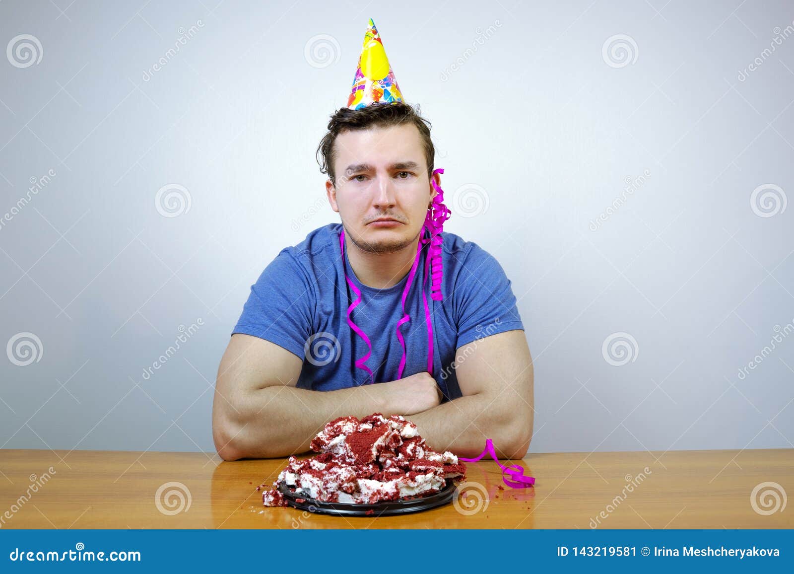 Homme De Sorrorful Avec Le Chapeau De Cone De Fete D Anniversaire Sur La Tete Et Chiffonner Le Gateau Pleurant Type Dans La Mauv Image Stock Image Du Triste Attrayant Homme De Sorrorful Avec Le Chapeau De Cone De Fete D Anniversaire Sur La Tete Et Chiffonner Le Gateau Pleurant Type Dans La Mauv Image Stock Image Du Triste Attrayant