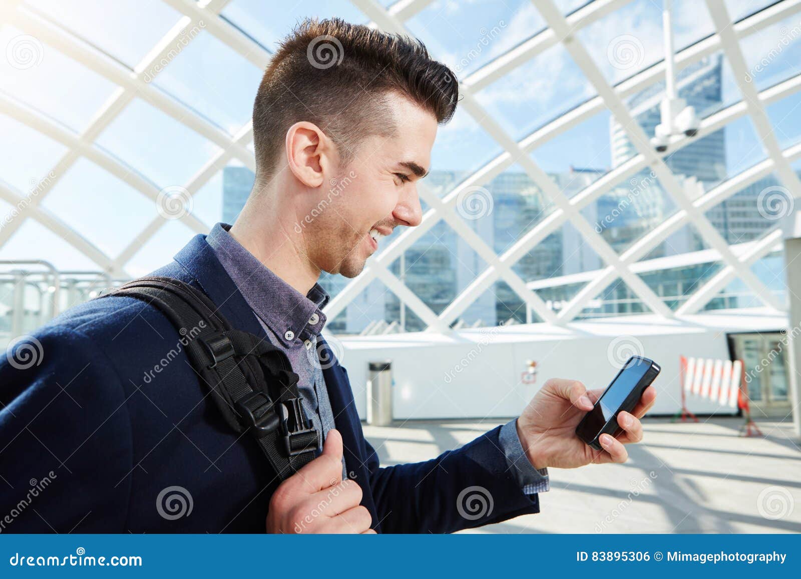 Homme De Sourire D'affaires Avec Le Sac Et Le Téléphone Portable Photo  stock - Image du fond, expression: 83895306