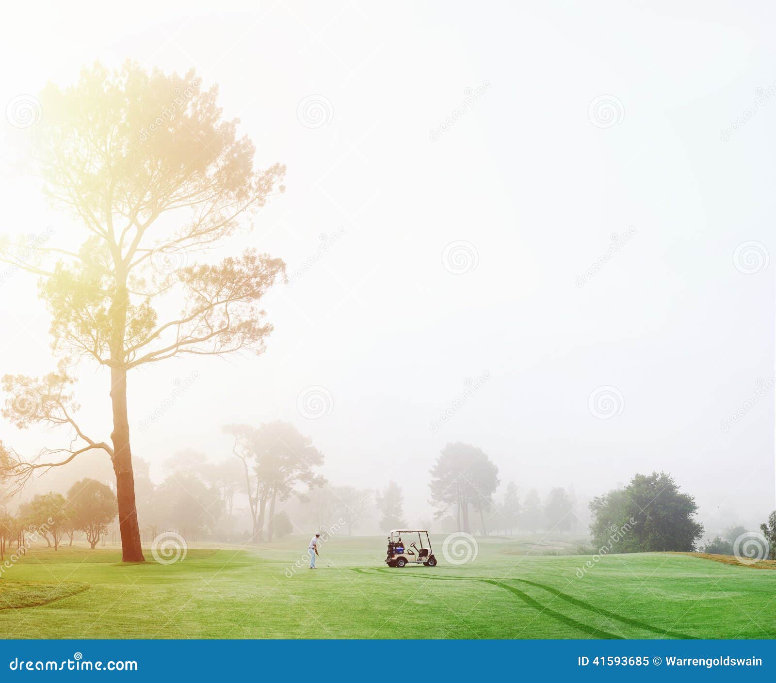 Homme de terrain de golf. Beau jeu de golf de début de la matinée au cours du lever de soleil et de la vue panoramique