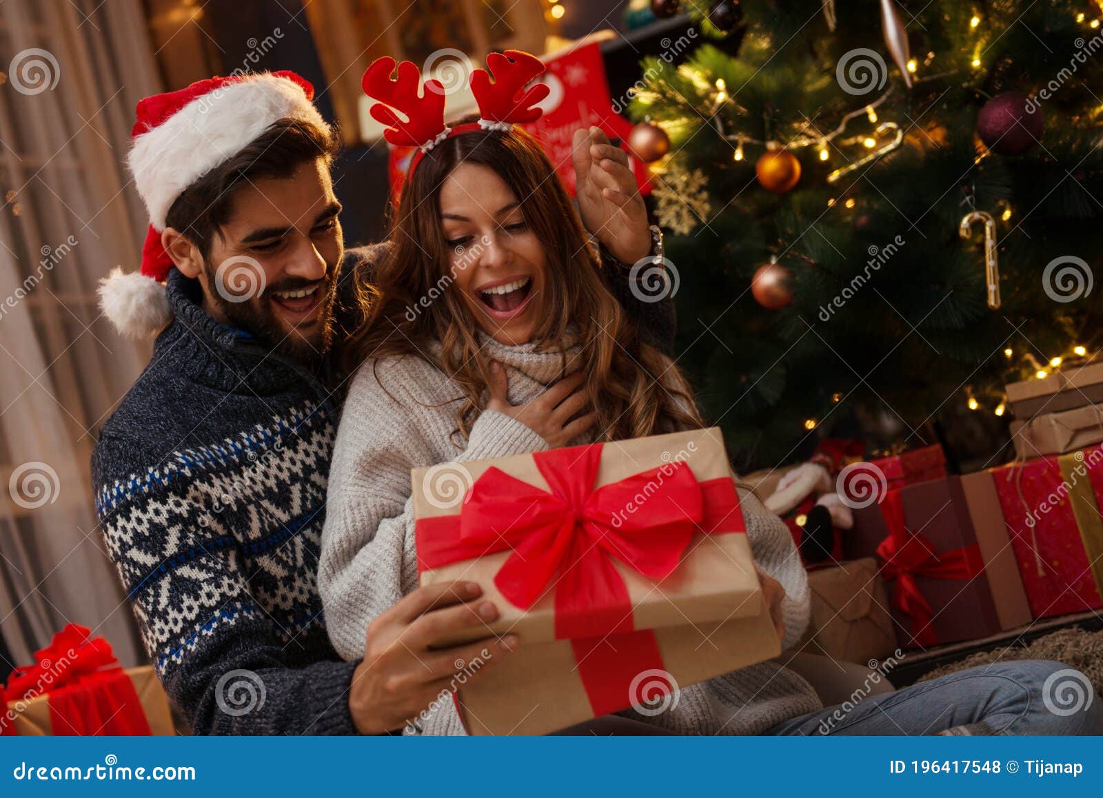 Homme Donnant Un Cadeau De Noël à Sa Petite Amie Photo stock - Image du  sourire, excitation: 196417548