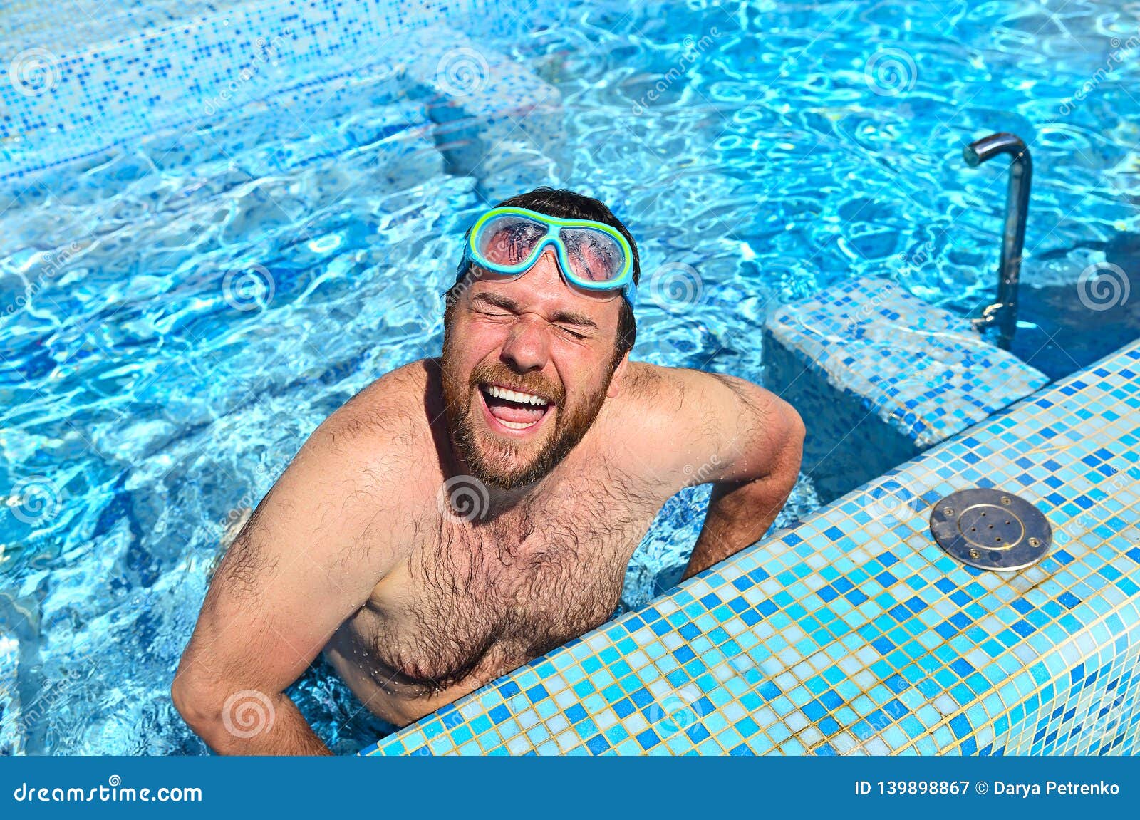 Homme Drole Sautant Dans La Piscine Image Stock Image Du Soleil Baisse Homme Drole Sautant Dans La Piscine Image Stock Image Du Soleil Baisse