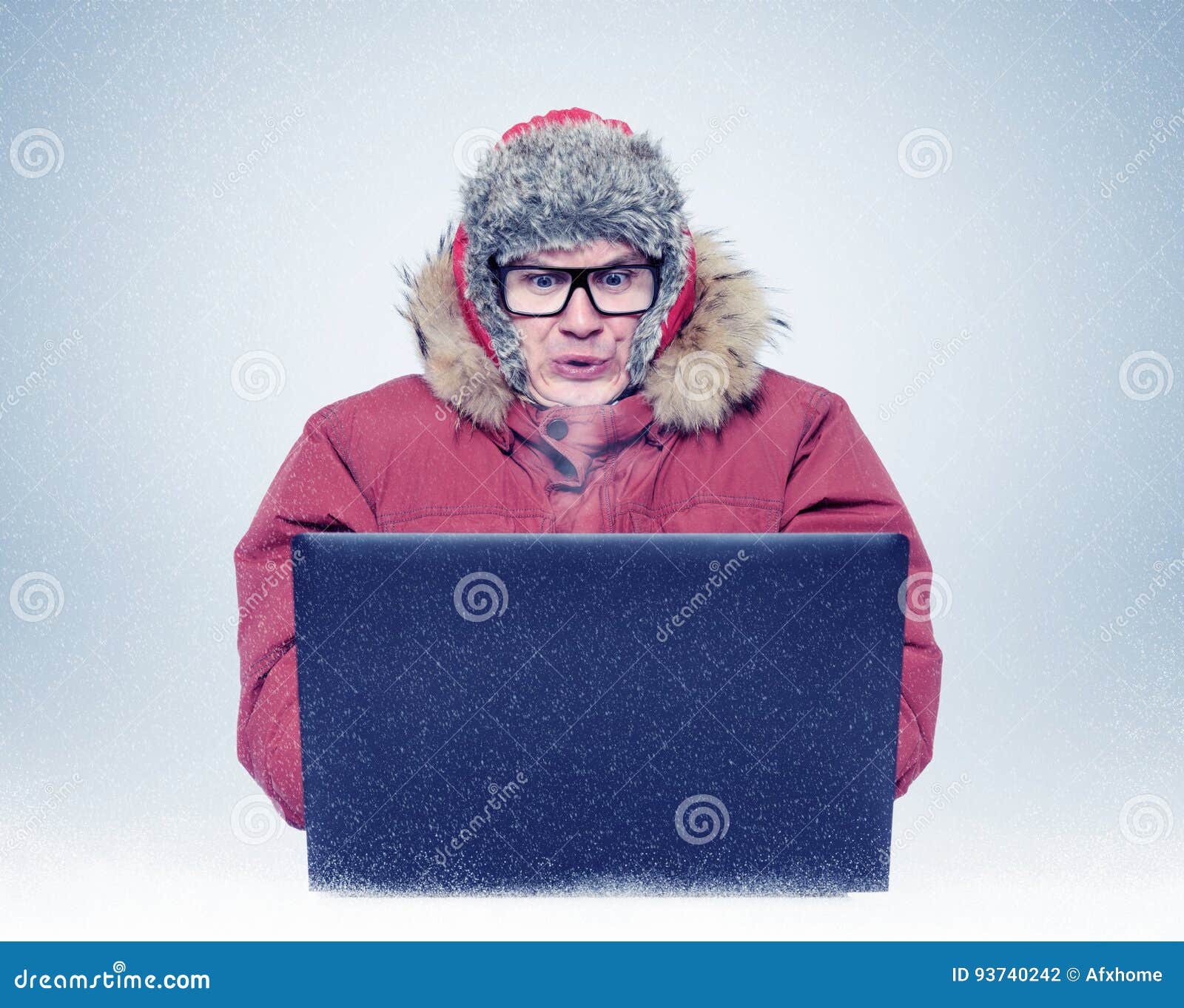 Homme Drole Dans L Habillement D Hiver Devant Un Ordinateur Portable Froid Vapeur De La Bouche Pirate Informatique Dans Un Conc Photo Stock Image Du Colorized Erreur