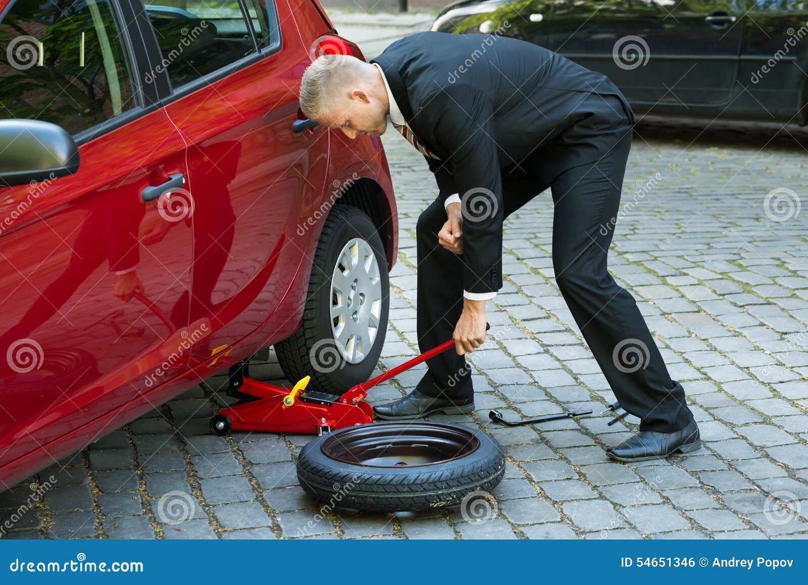 Voiture Rouge D'ascenseur De Cric Hydraulique D'outil Photo stock - Image  du difficulté, levage: 101144924