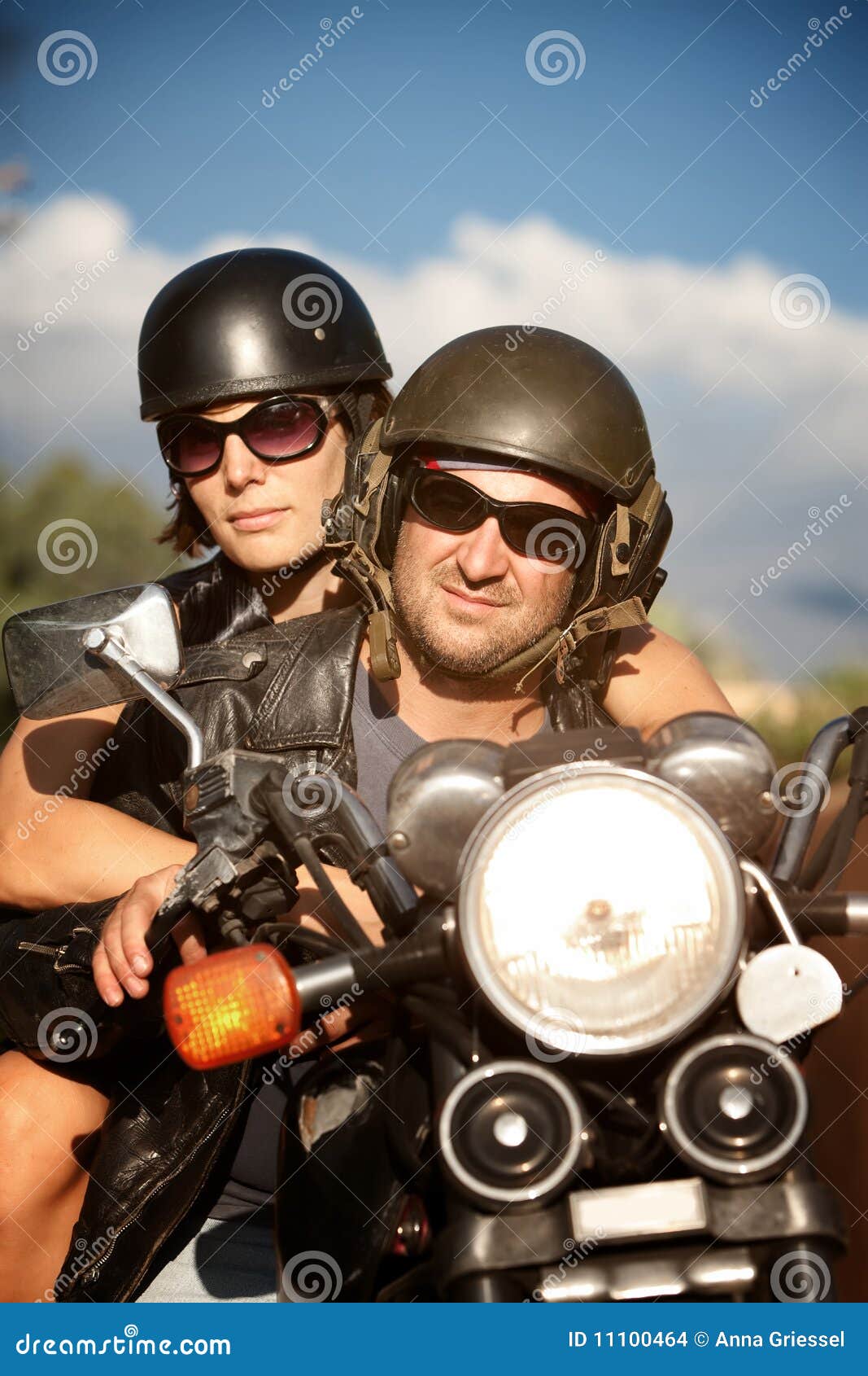 Équitation D'homme Et De Femme De Motard Sur La Moto Image stock