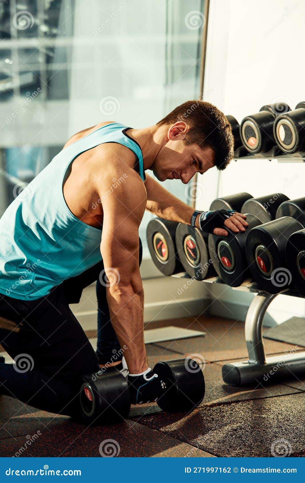 Homme Musclé Avec Des Haltères Dans Une Salle De Sport Banque D'Images et  Photos Libres De Droits. Image 71661579