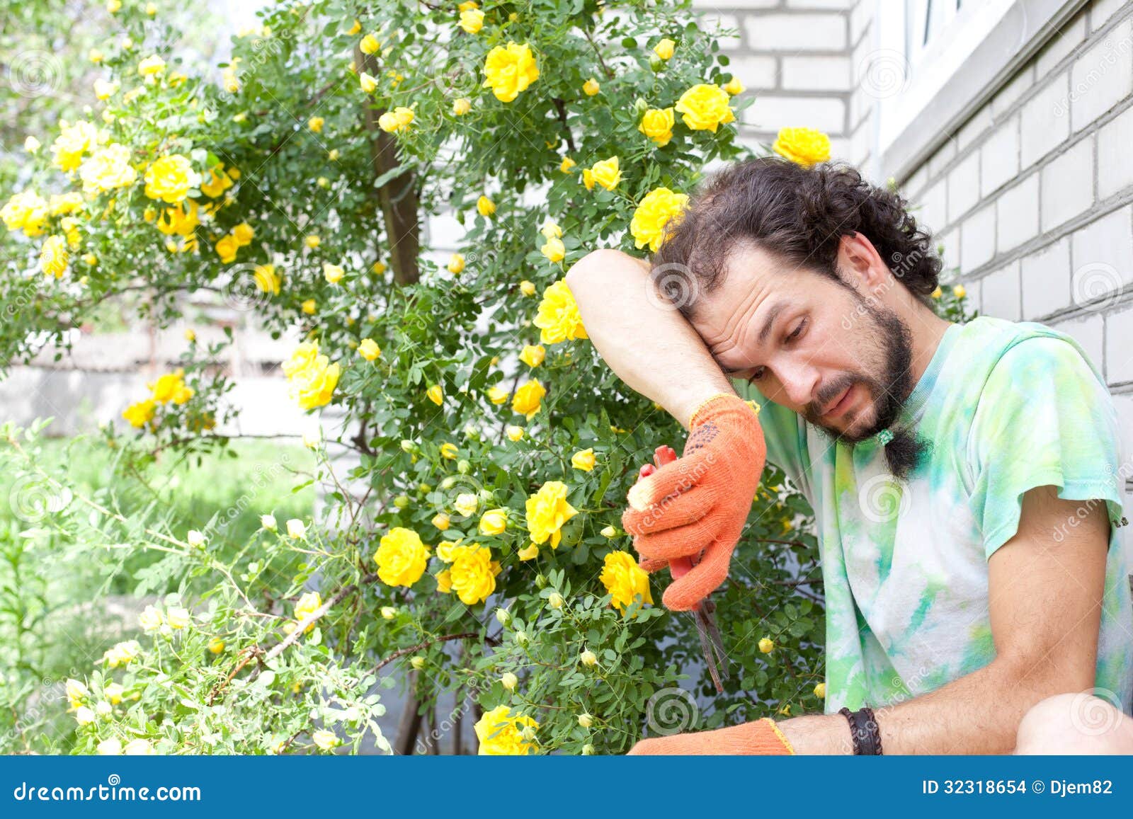 Femme Fatiguée Assise Sur L'herbe Dans Jardin Femme Jardinier