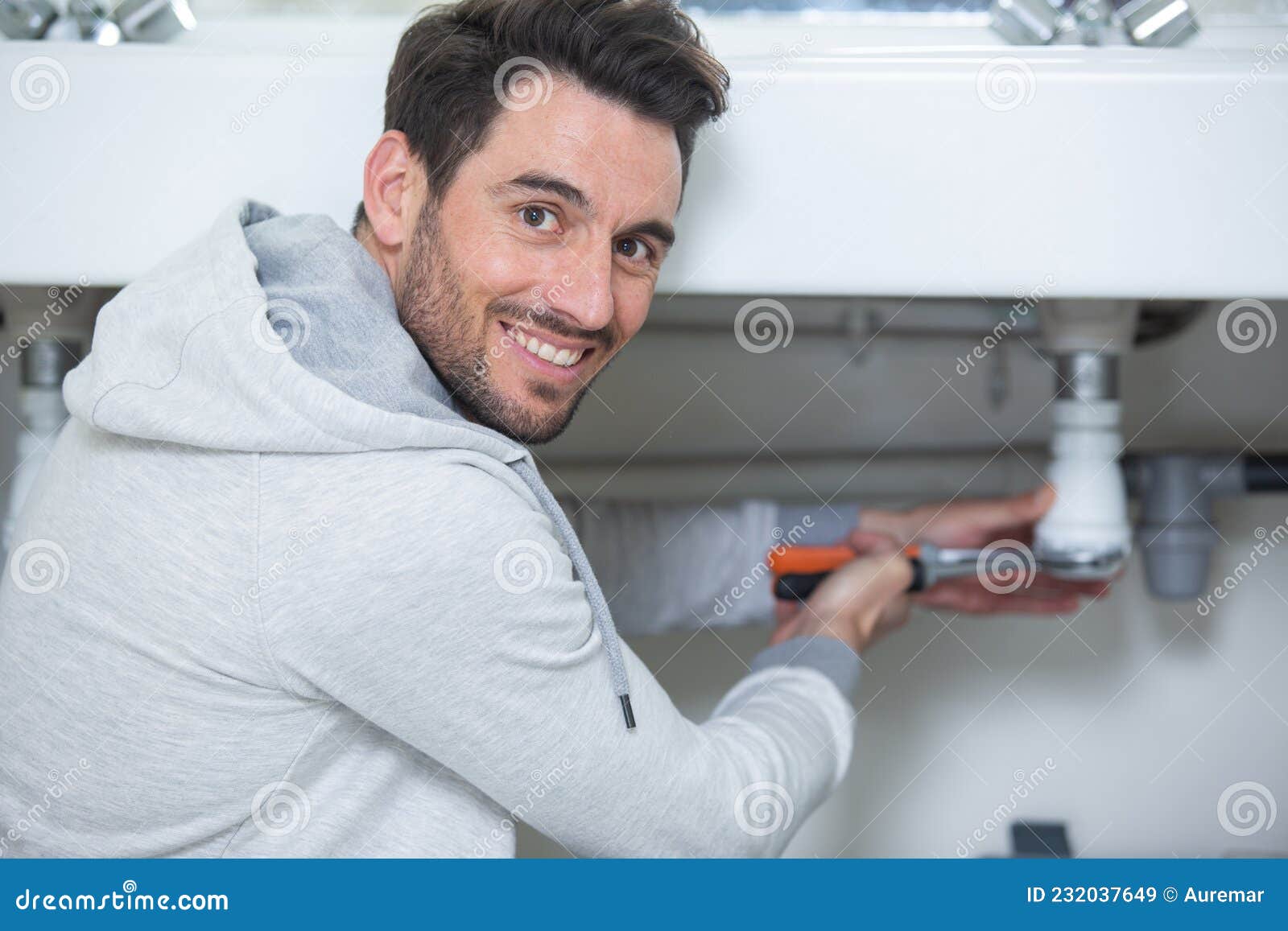 Homme Habillé De Façon Désinvolte Réparant Tuyau D'évacuation D'évier Image  stock - Image du évacuation, réparation: 232037649