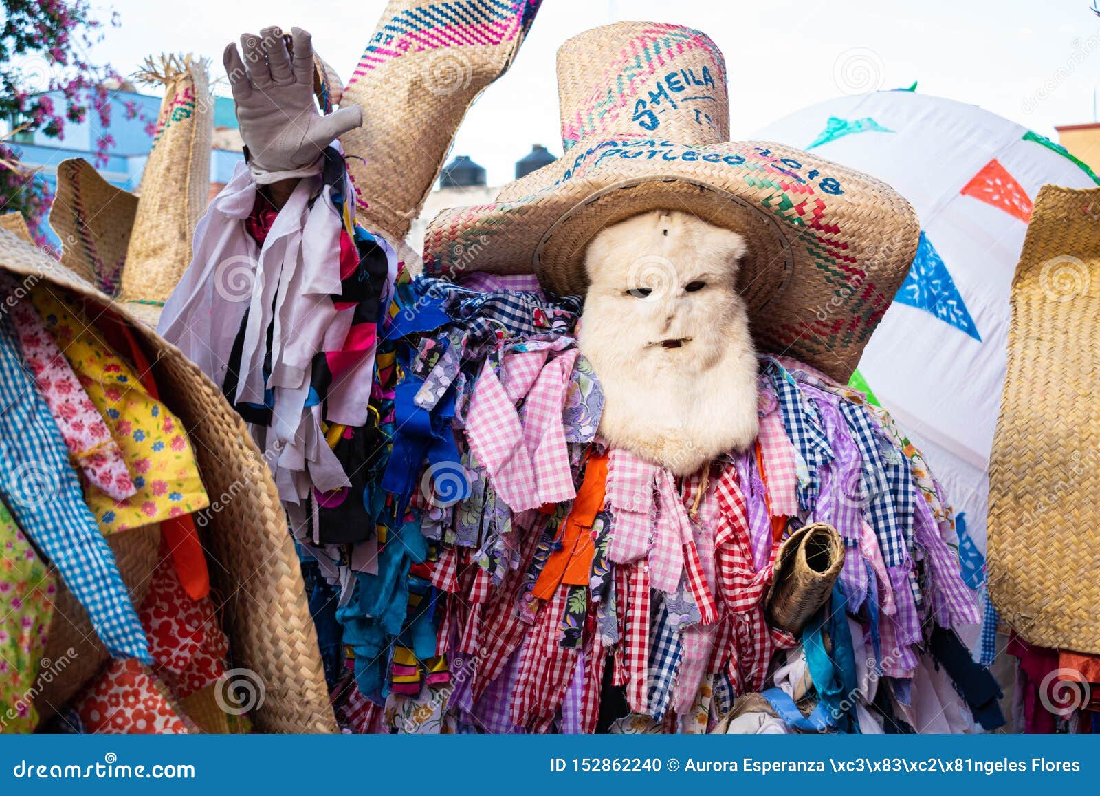 Homme habillé avec les vêtements traditionnels. OAXACA, OAXACA, MEXIQUE 6 JUILLET 2019 : L'homme habillé comme tiliche, costume traditionnel de Putla, Oaxaca pendant le Convite, une partie faite pour invitent à une grande partie traditionnelle a appelé Guelaguetza à Oaxaca, Mexicon