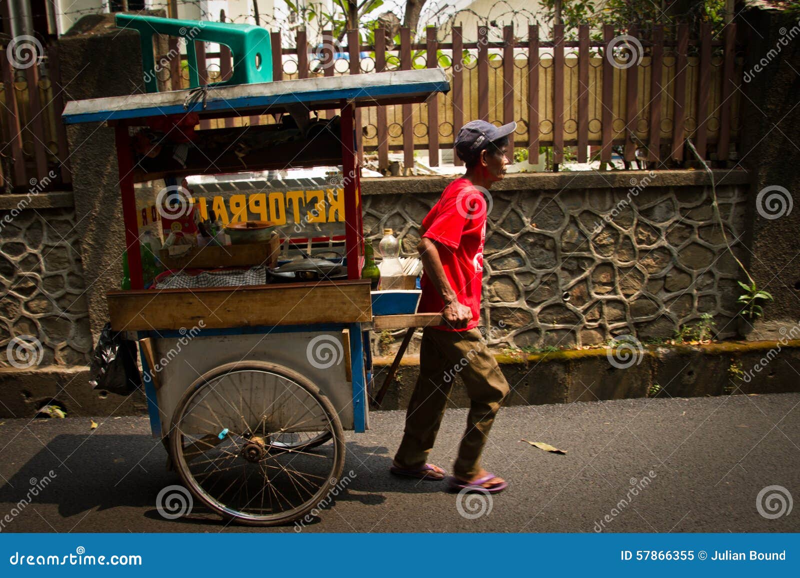 Homme Avec La Nourriture De Transport De Tablier Photo stock - Image du  indonésien, professionnel: 122956928