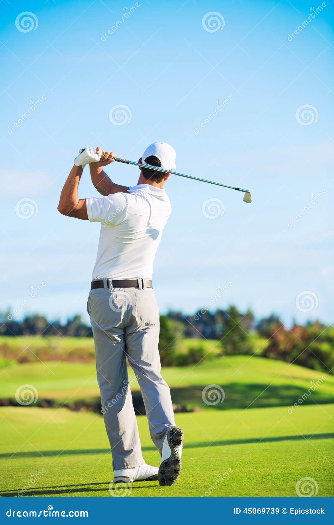 Homme jouant au golf image stock. Image du cours, golfeur - 45069739