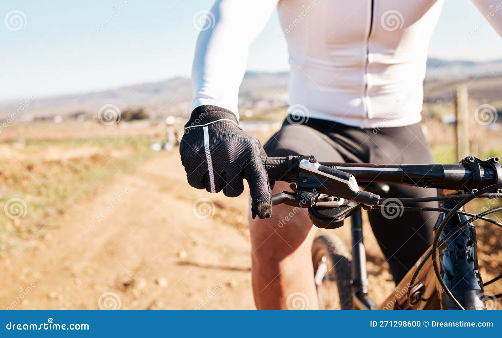 Homme Mains Gants Et Vélo Cyclisme Pour L'entraînement Triathlon Sports Et  Transport Cardio. Moto Cycliste Closeup Photo stock - Image du sain, libre:  271298600