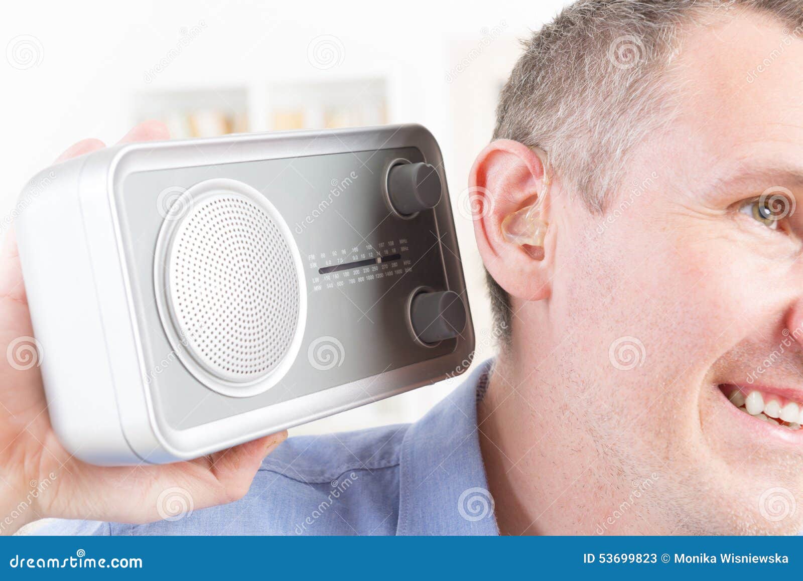 Homme Malentendant Essayant D'écouter Radio Image stock - Image du heureux,  caucasien: 53699823
