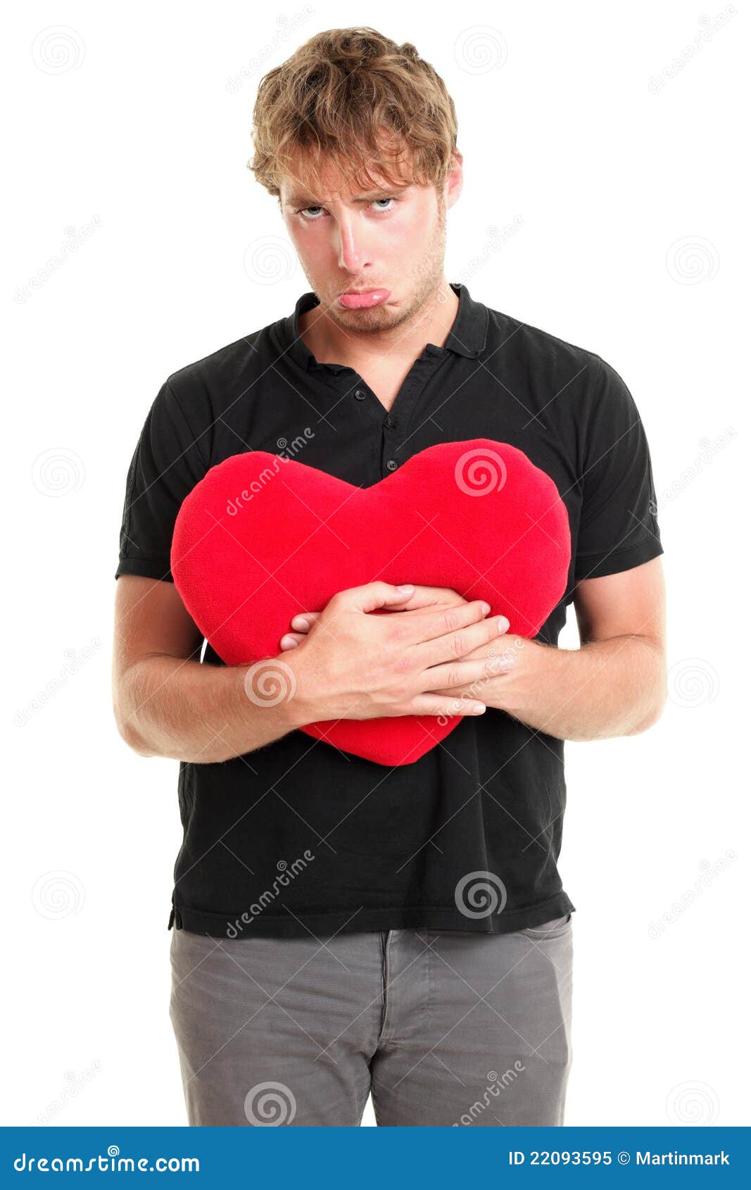 Homme malheureux de jour de valentines de coeur cassé. Amour malheureux. Image drôle de l'homme triste de jour de valentines de coeur cassé jugeant le coeur rouge d'isolement sur le fond blanc.